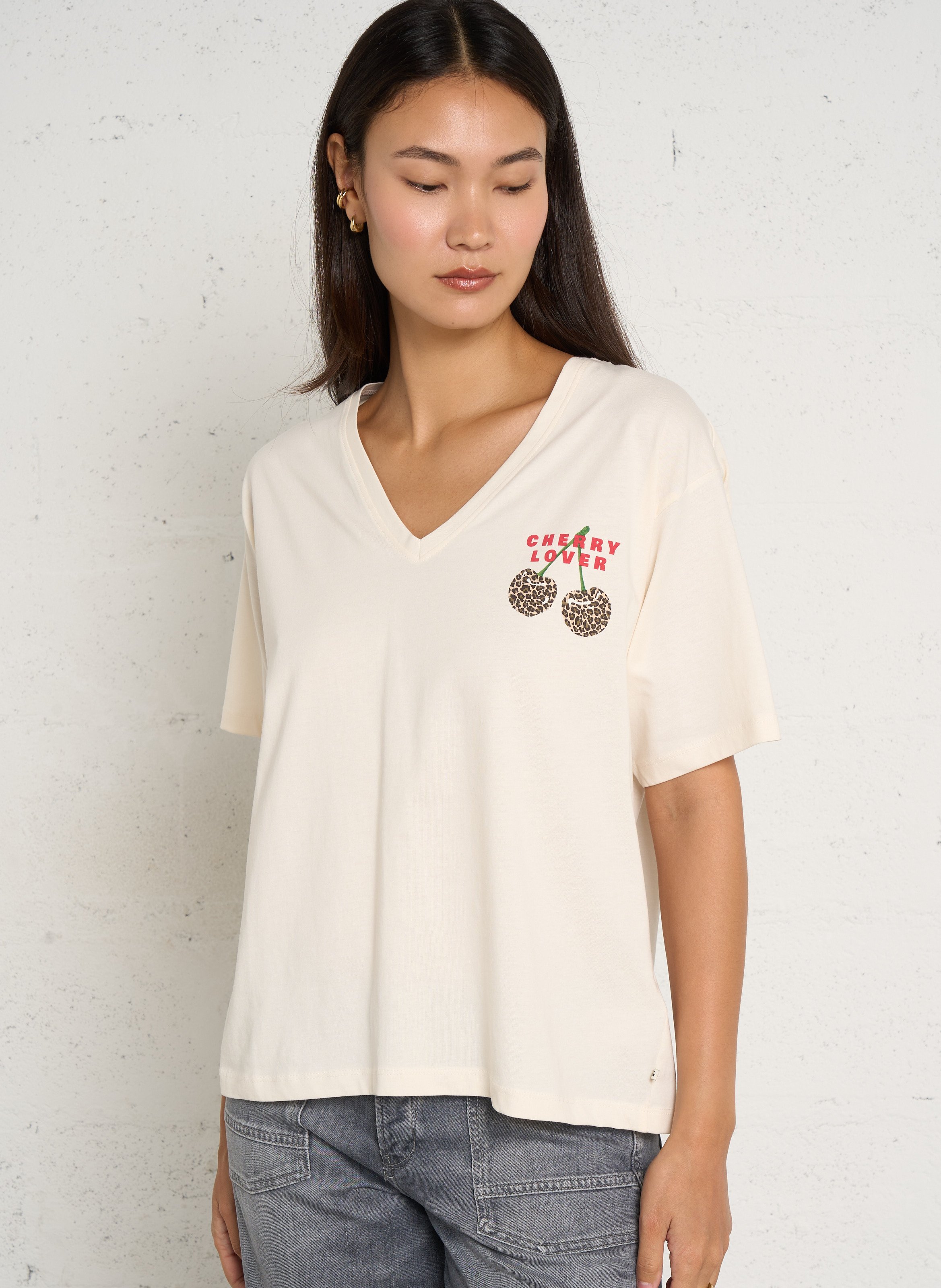 V-neck loose cotton T-shirt with screen print LE TEMPS DES CERISES