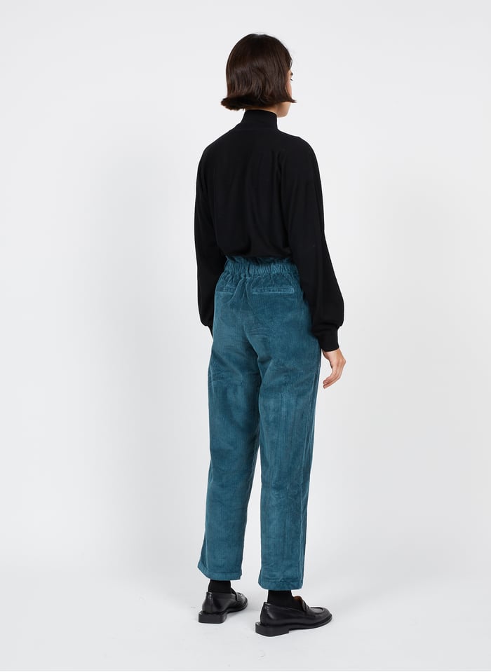Le pantalon carotte : pour quelles femmes ? Comment le porter ? - Garan Le pantalon carotte : pour quelles femmes ? Comment le porter ? - Garan