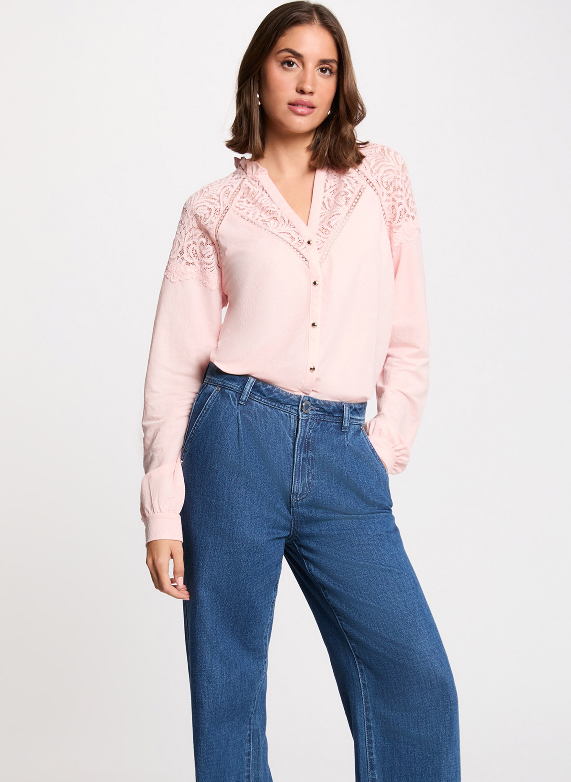 Blouse V-neck buttoned in lace MORGAN