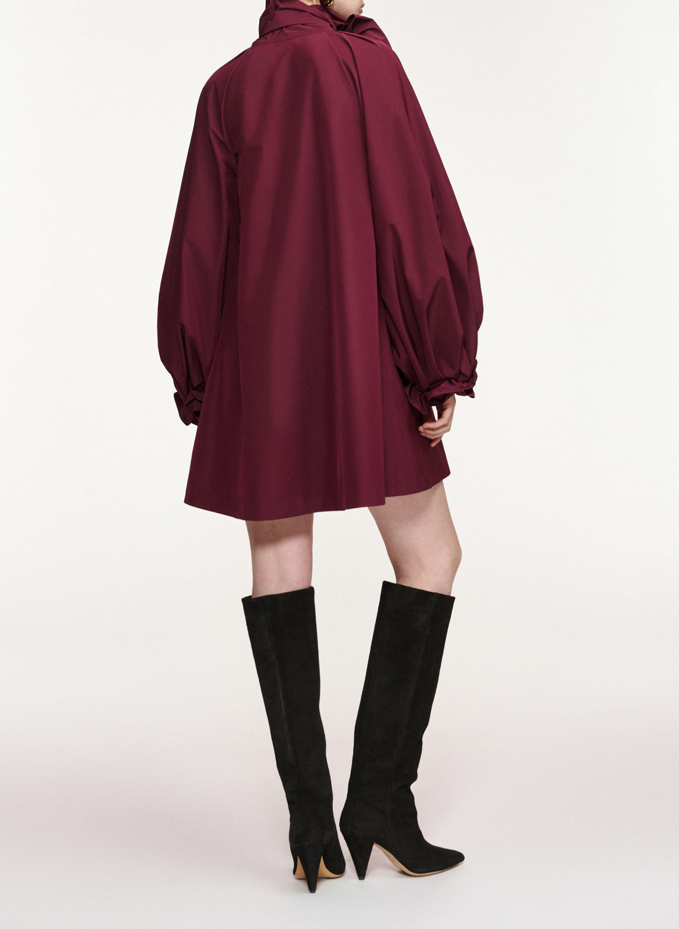 Übergroßes Kleid mit Schleifenkragen und ausgestelltem Schnitt. ESSENTIEL ANTWERP Rot