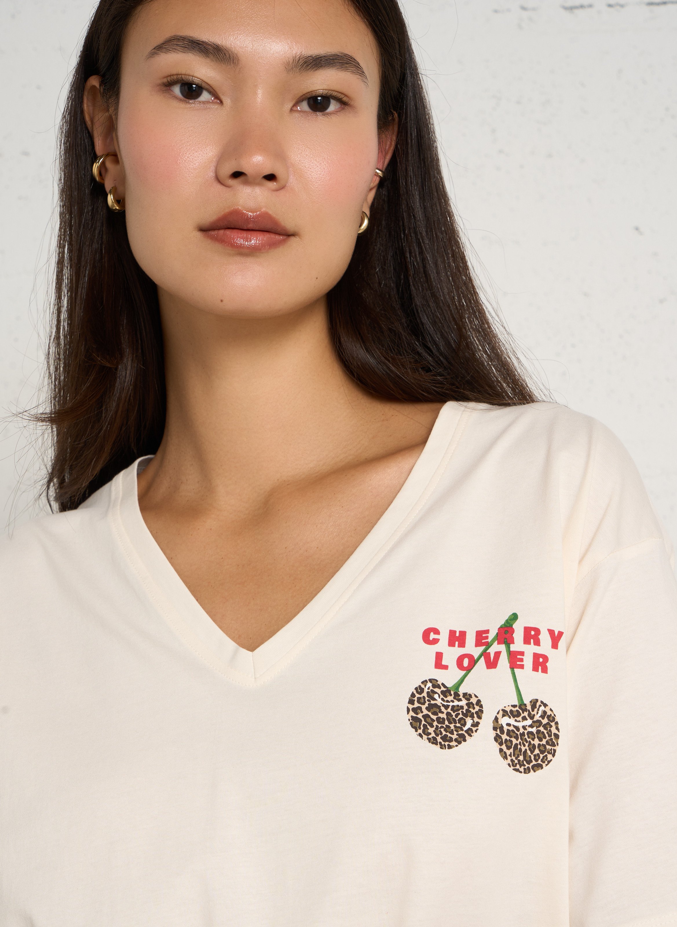V-neck loose cotton T-shirt with screen print LE TEMPS DES CERISES White