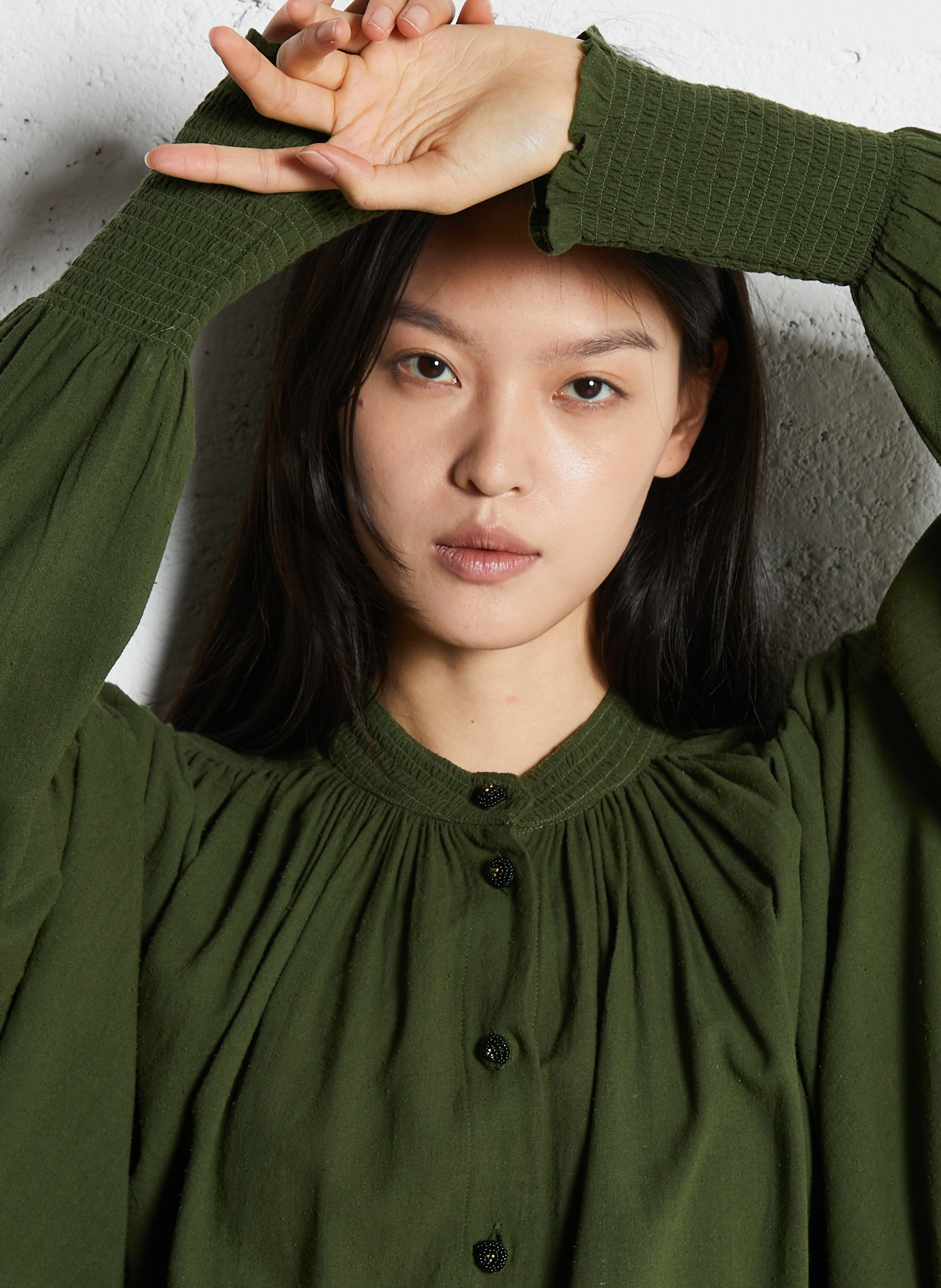 Wijdvallende unikleurige blouse met knoopsluiting. V DE VINSTER Kaki