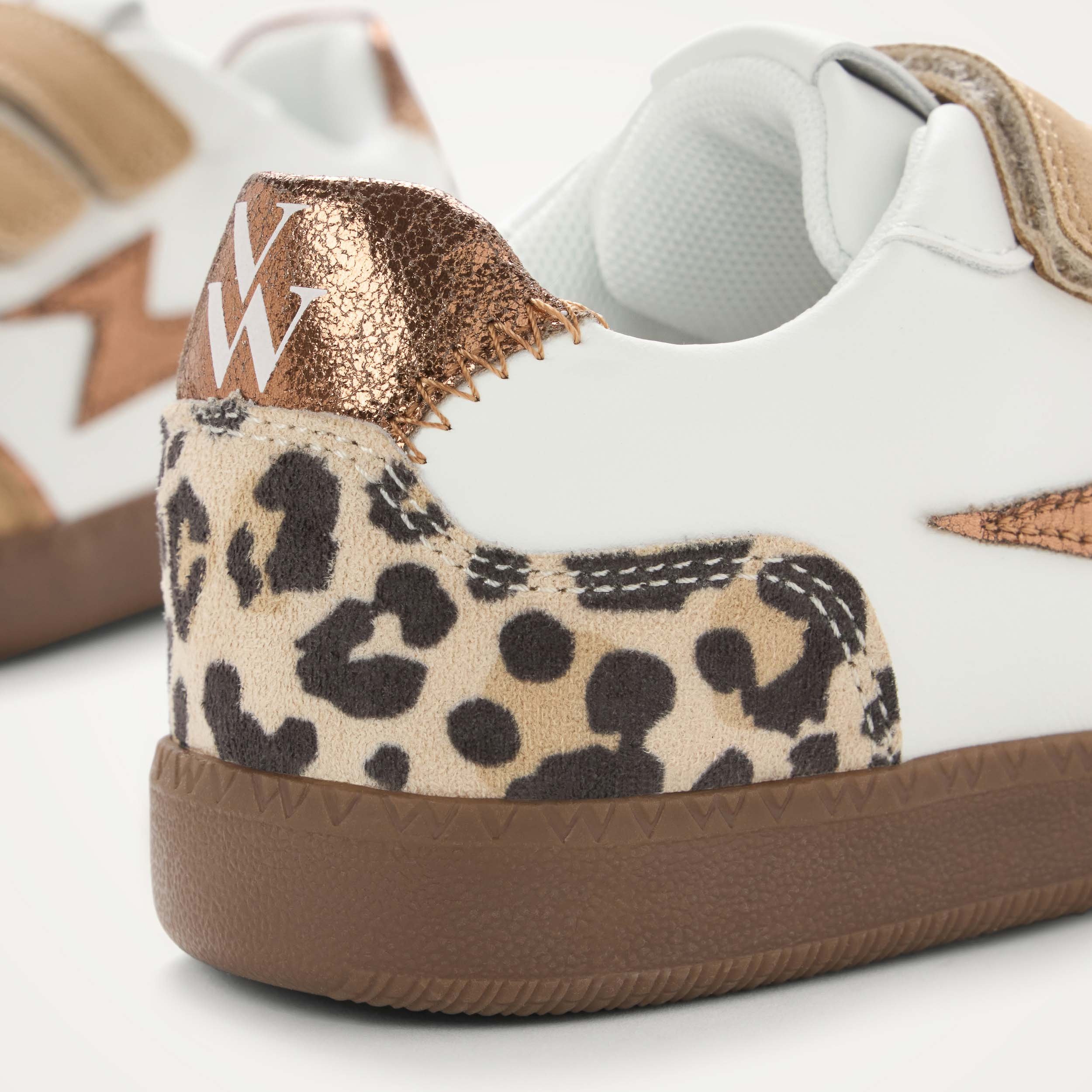 Low retro sneakers with Velcro straps VANESSA WU Brown