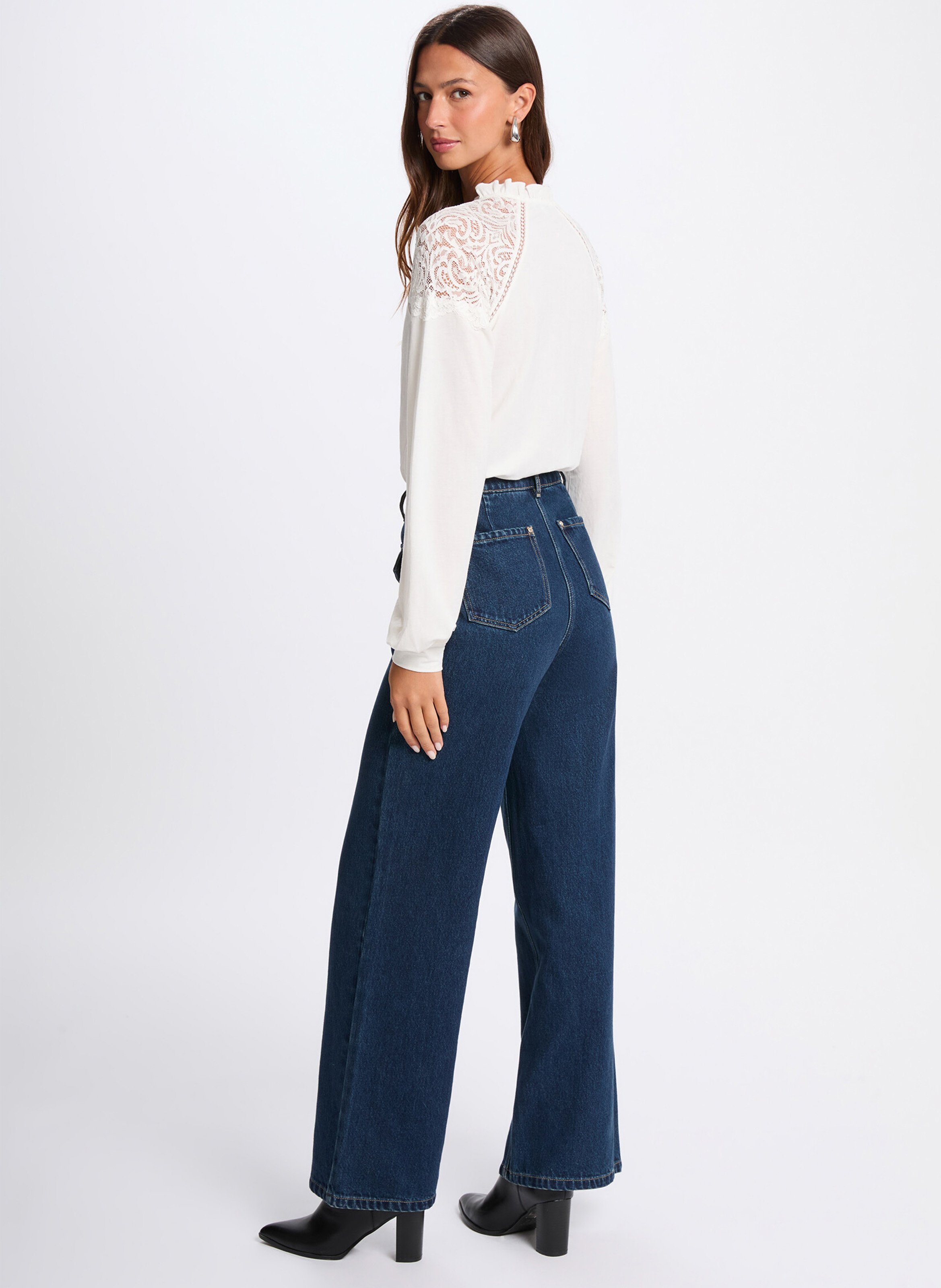 Blouse V-neck buttoned in lace MORGAN White