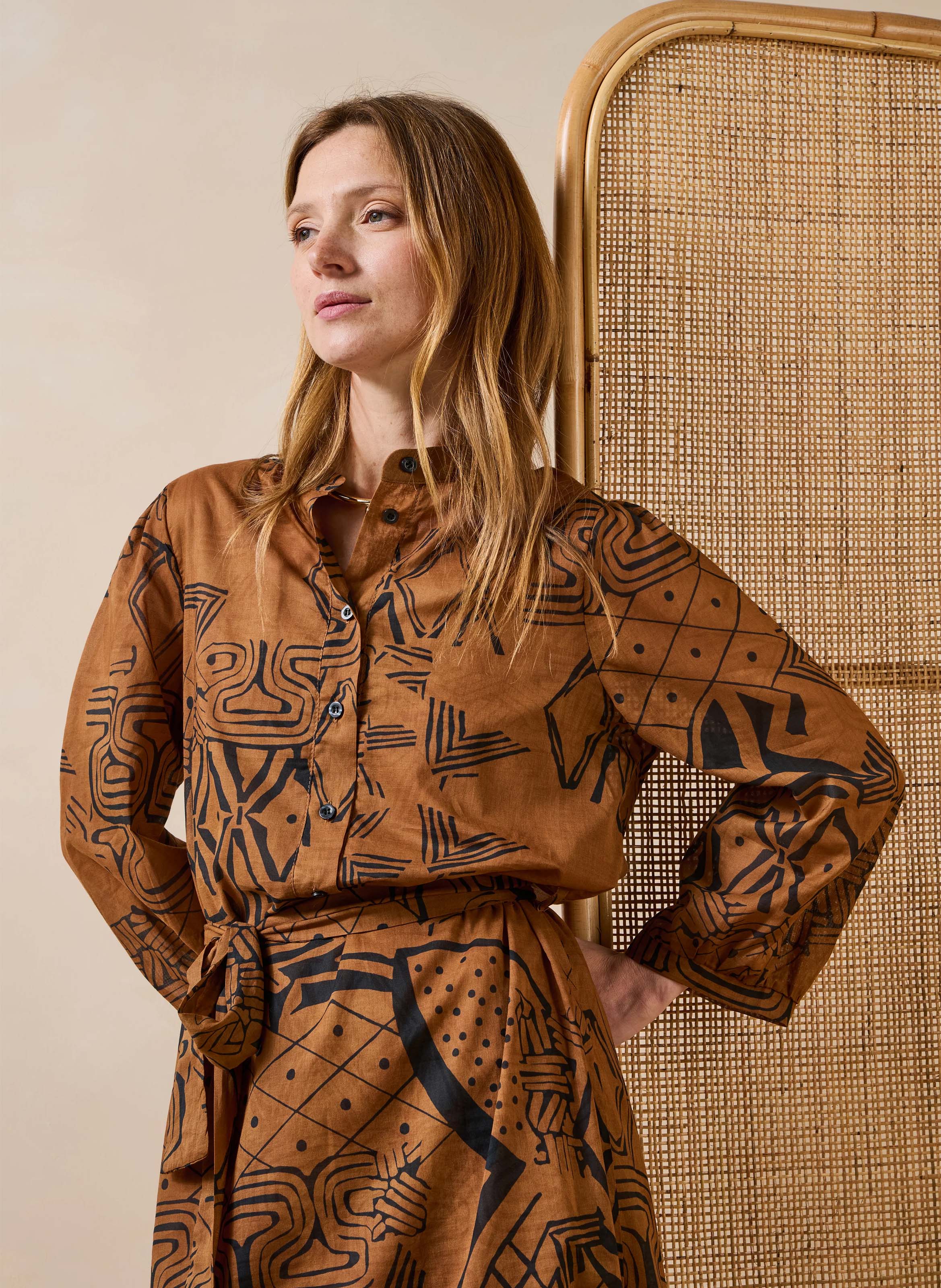 Midi-Kleid mit Mao-Kragen aus Baumwolle LA FEE MARABOUTEE Braun