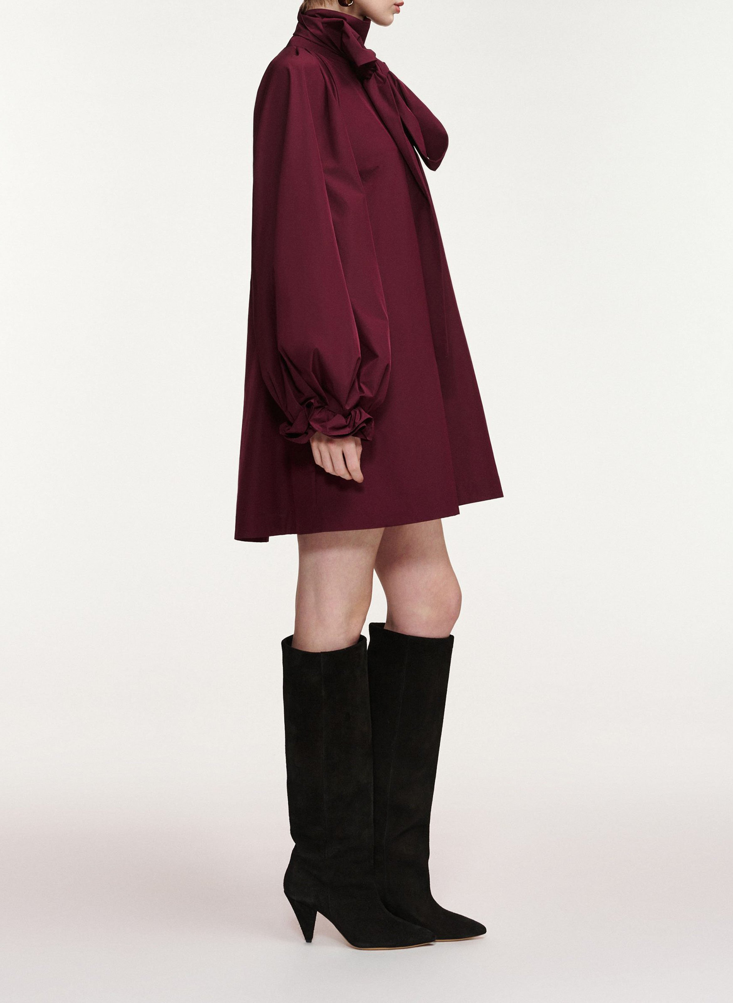 Übergroßes Kleid mit Schleifenkragen und ausgestelltem Schnitt. ESSENTIEL ANTWERP Rot