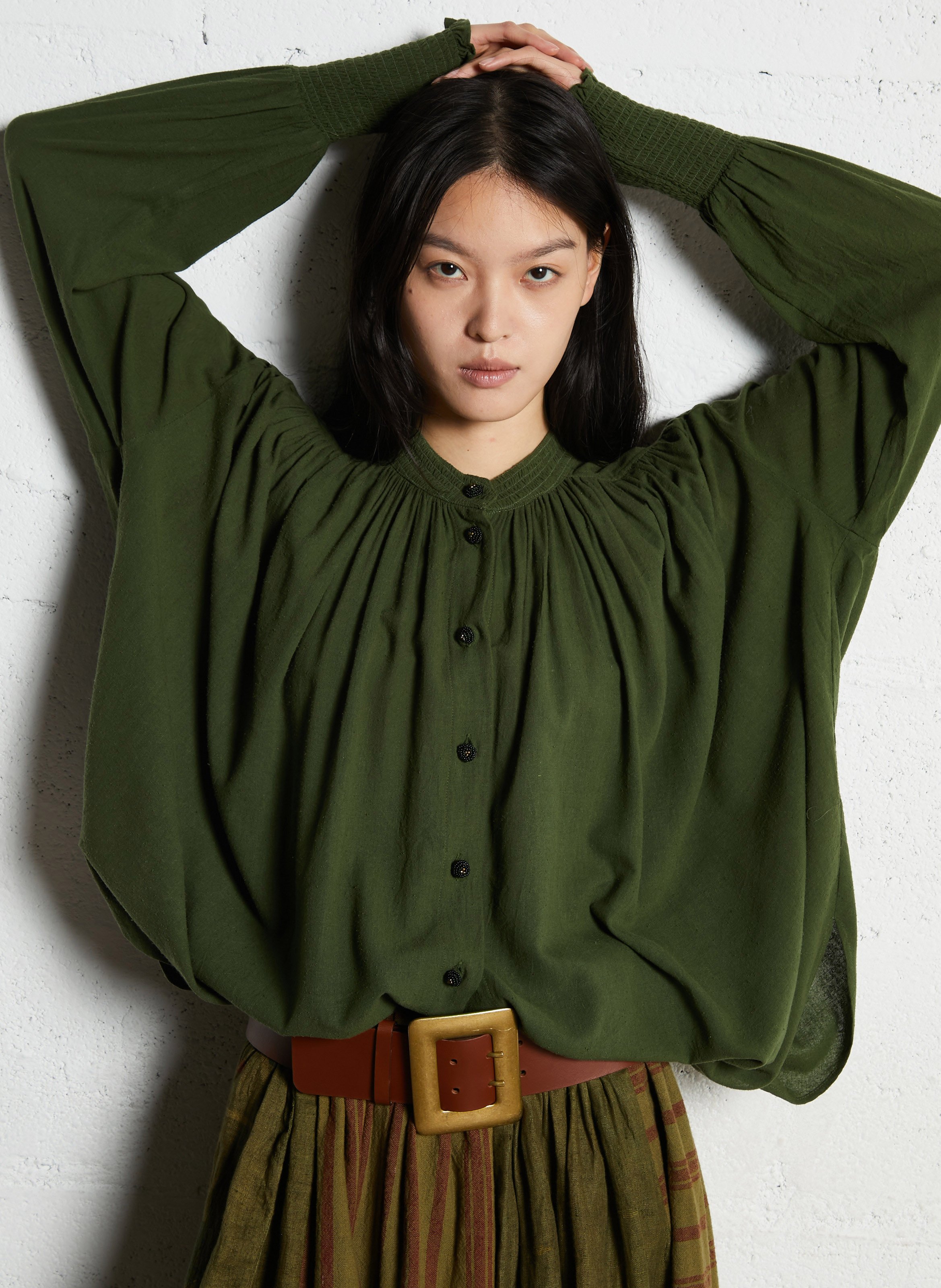 Wijdvallende unikleurige blouse met knoopsluiting. V DE VINSTER Kaki