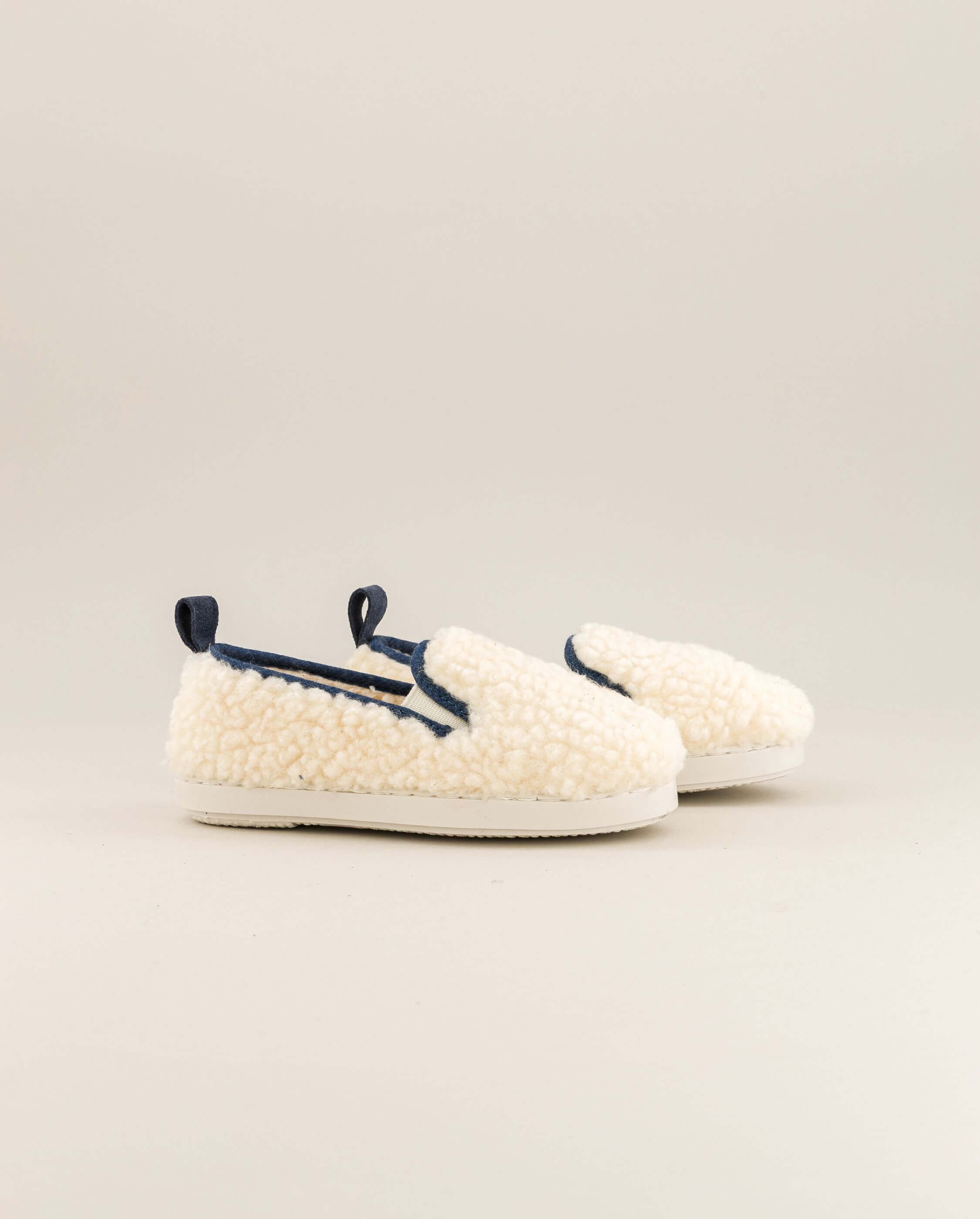 Child slipper in white wool bouclé. ANGARDE White