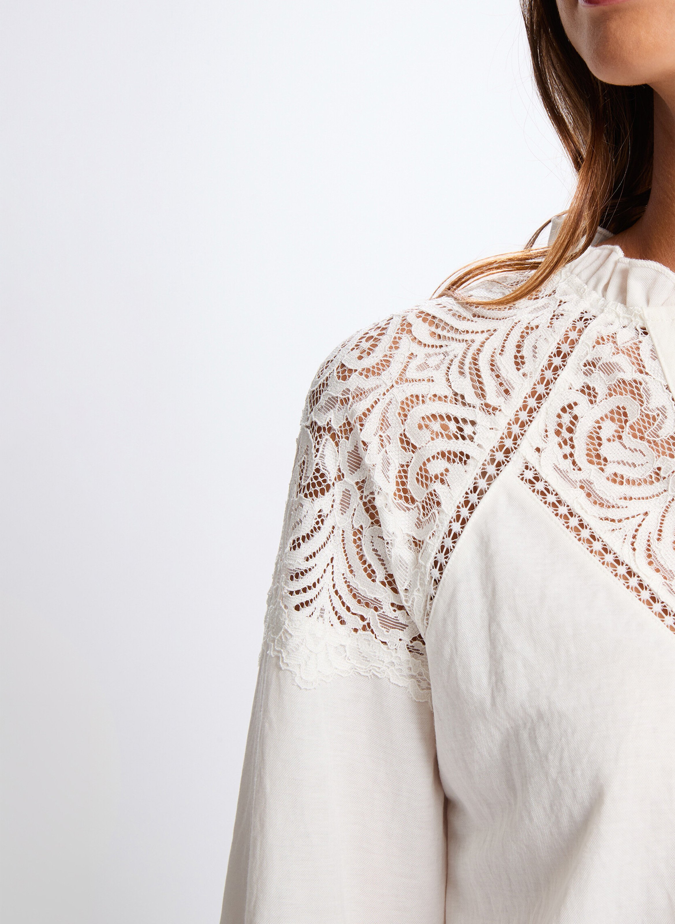 Blouse V-neck buttoned in lace MORGAN White