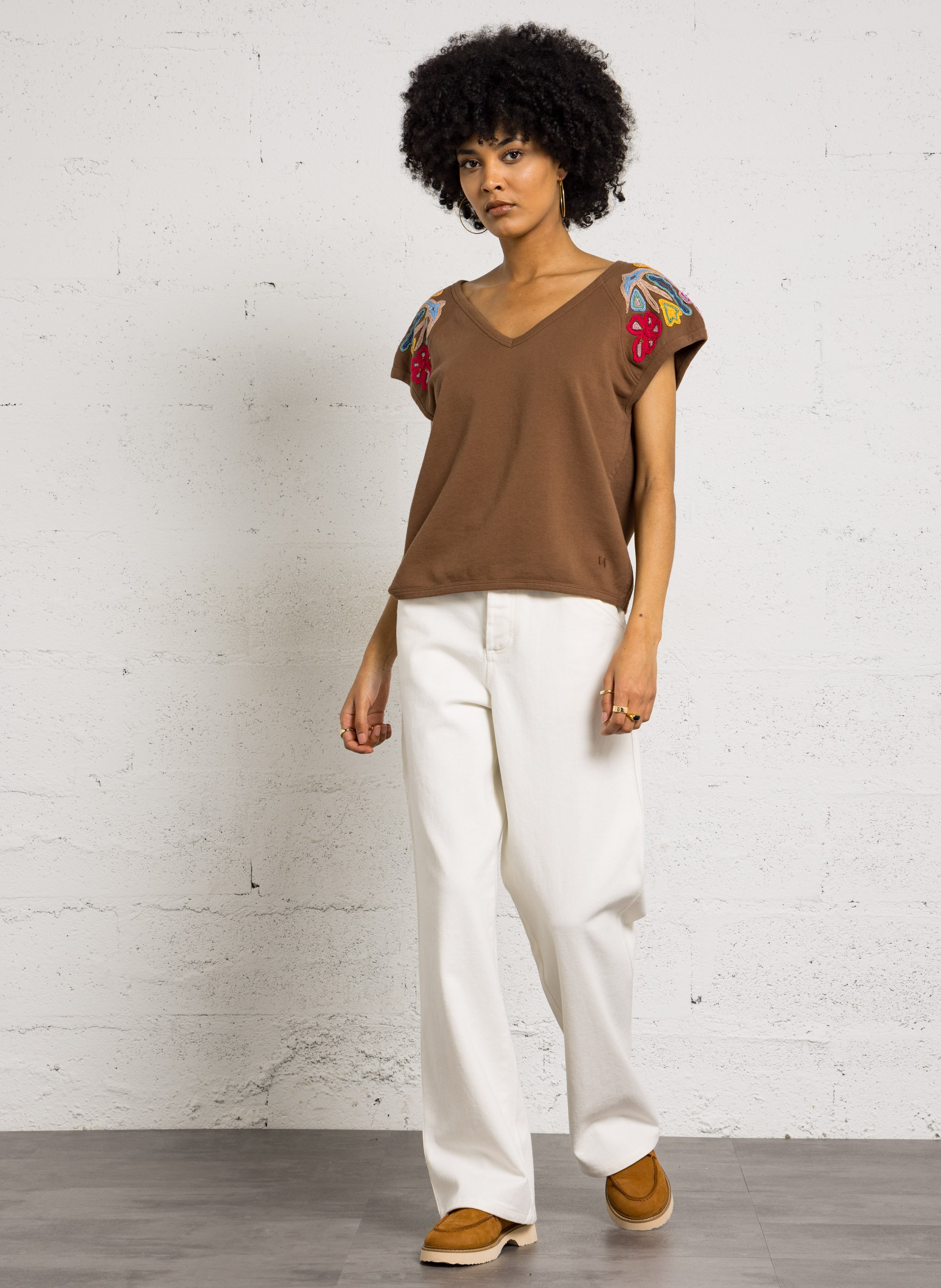 Sweat col V à détails brodés  LEON & HARPER Marron