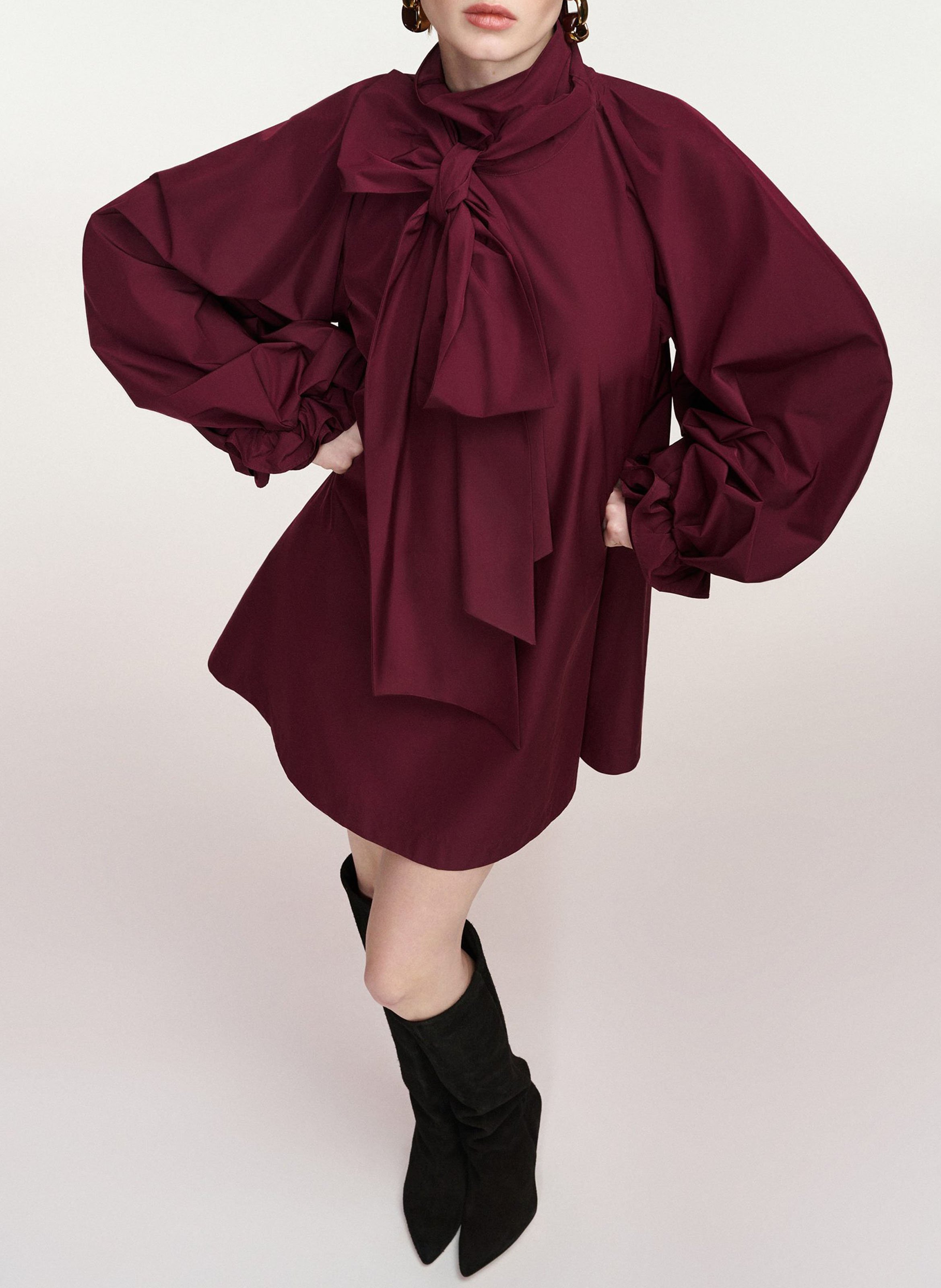 Übergroßes Kleid mit Schleifenkragen und ausgestelltem Schnitt. ESSENTIEL ANTWERP Rot