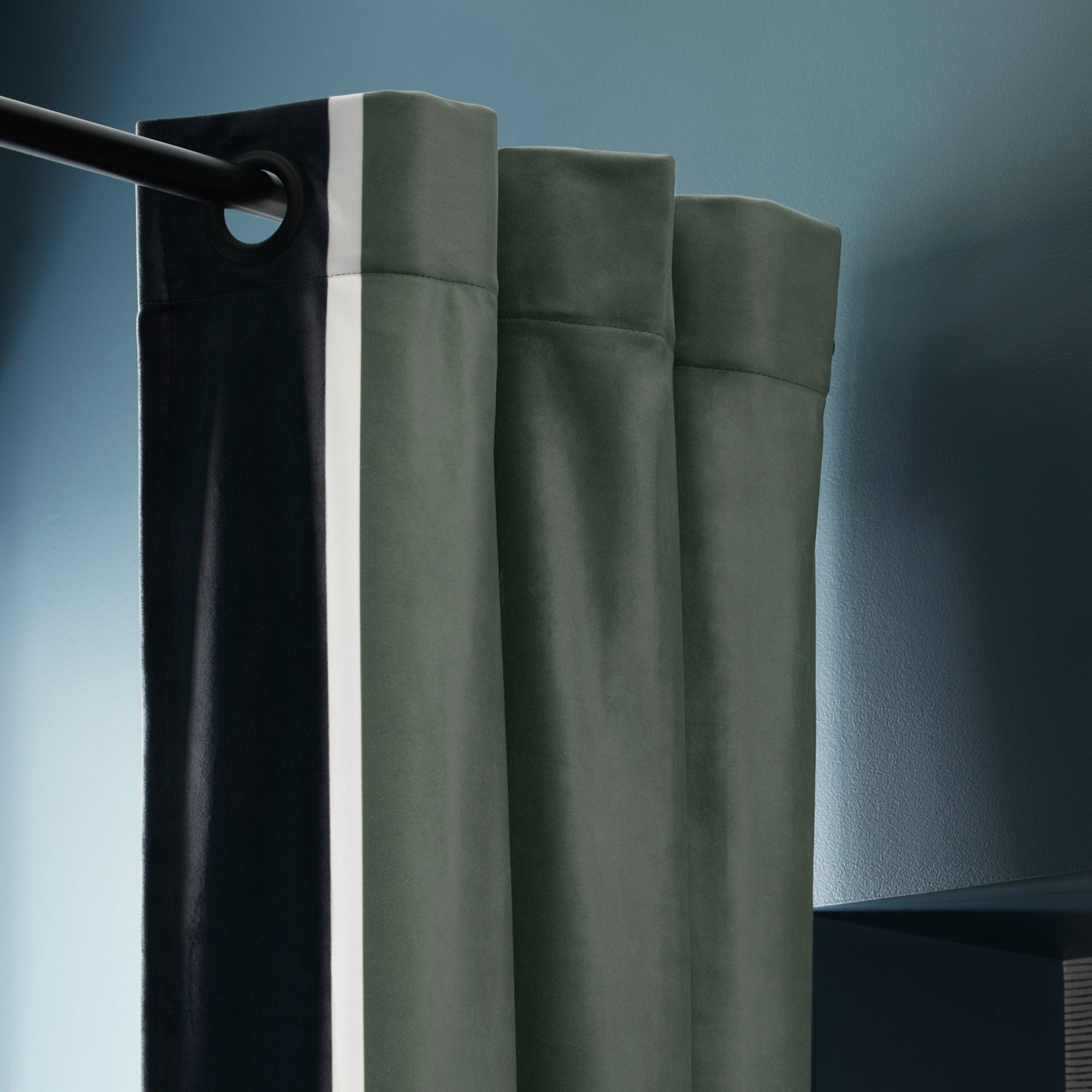 Curtain with black eyelets MADURA Green