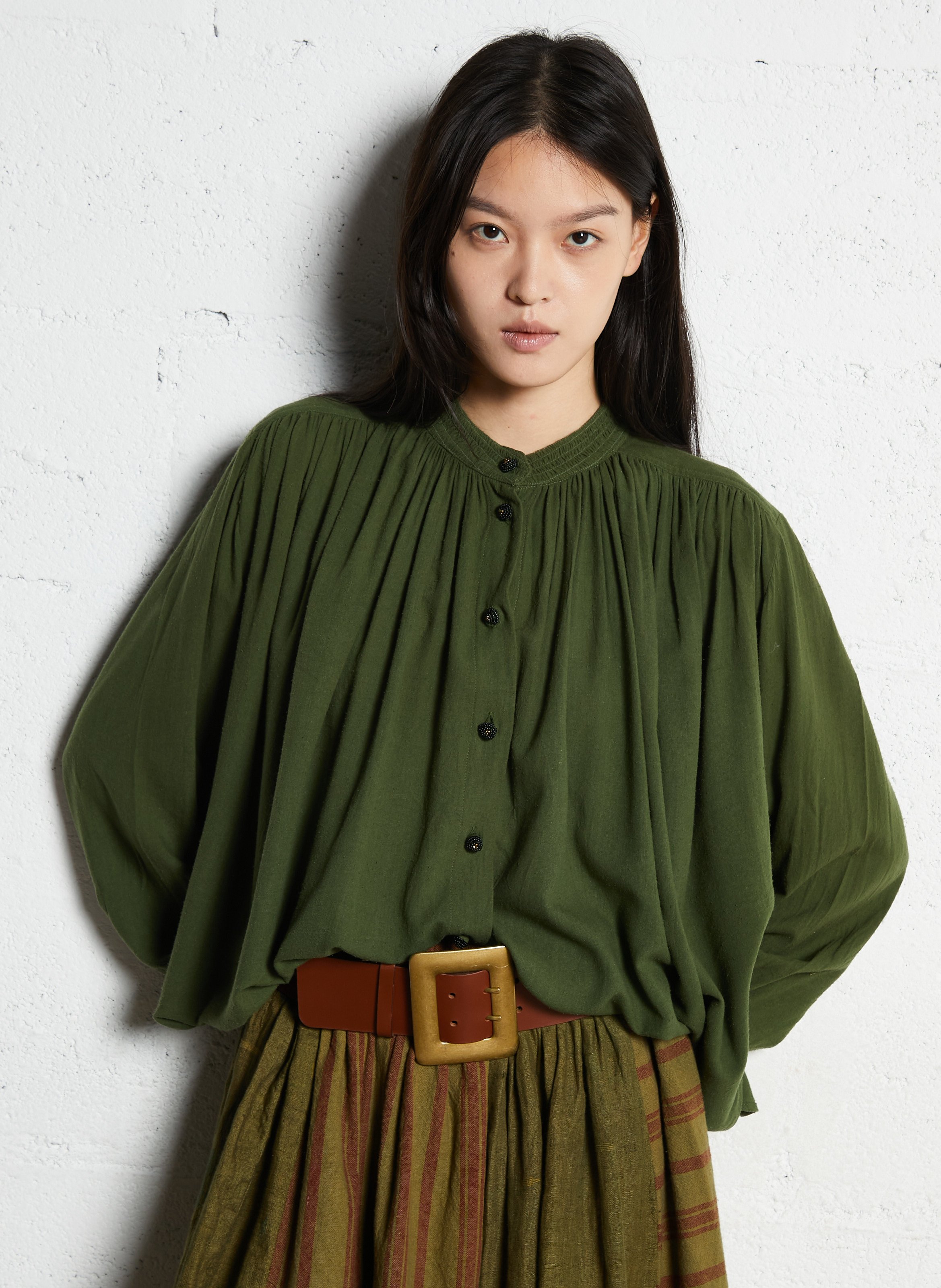 Wijdvallende unikleurige blouse met knoopsluiting. V DE VINSTER Kaki