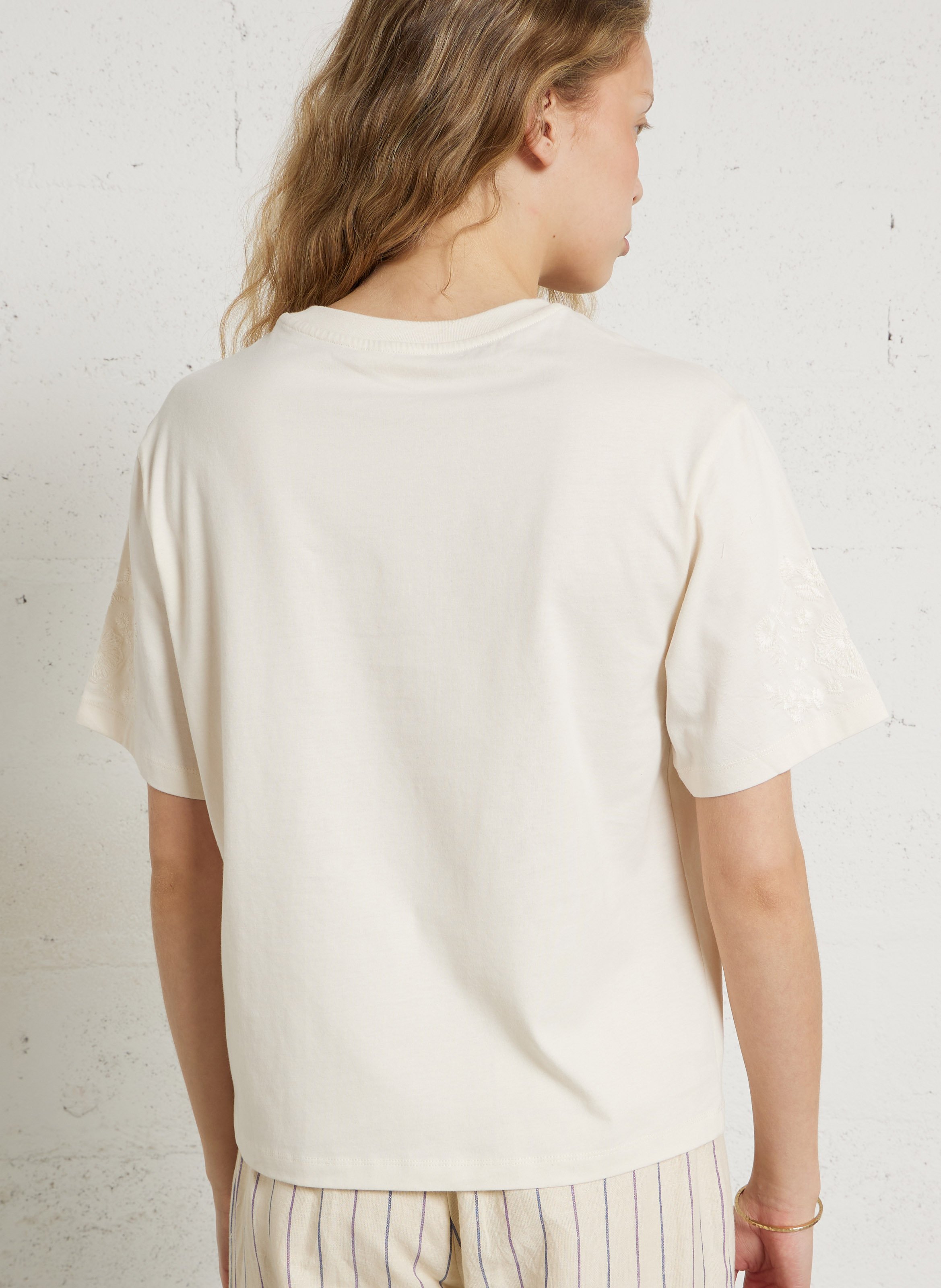 Gerader Rundhalsausschnitt T-Shirt mit Stickerei aus Bio-Baumwolle LOUISE MISHA Weiss