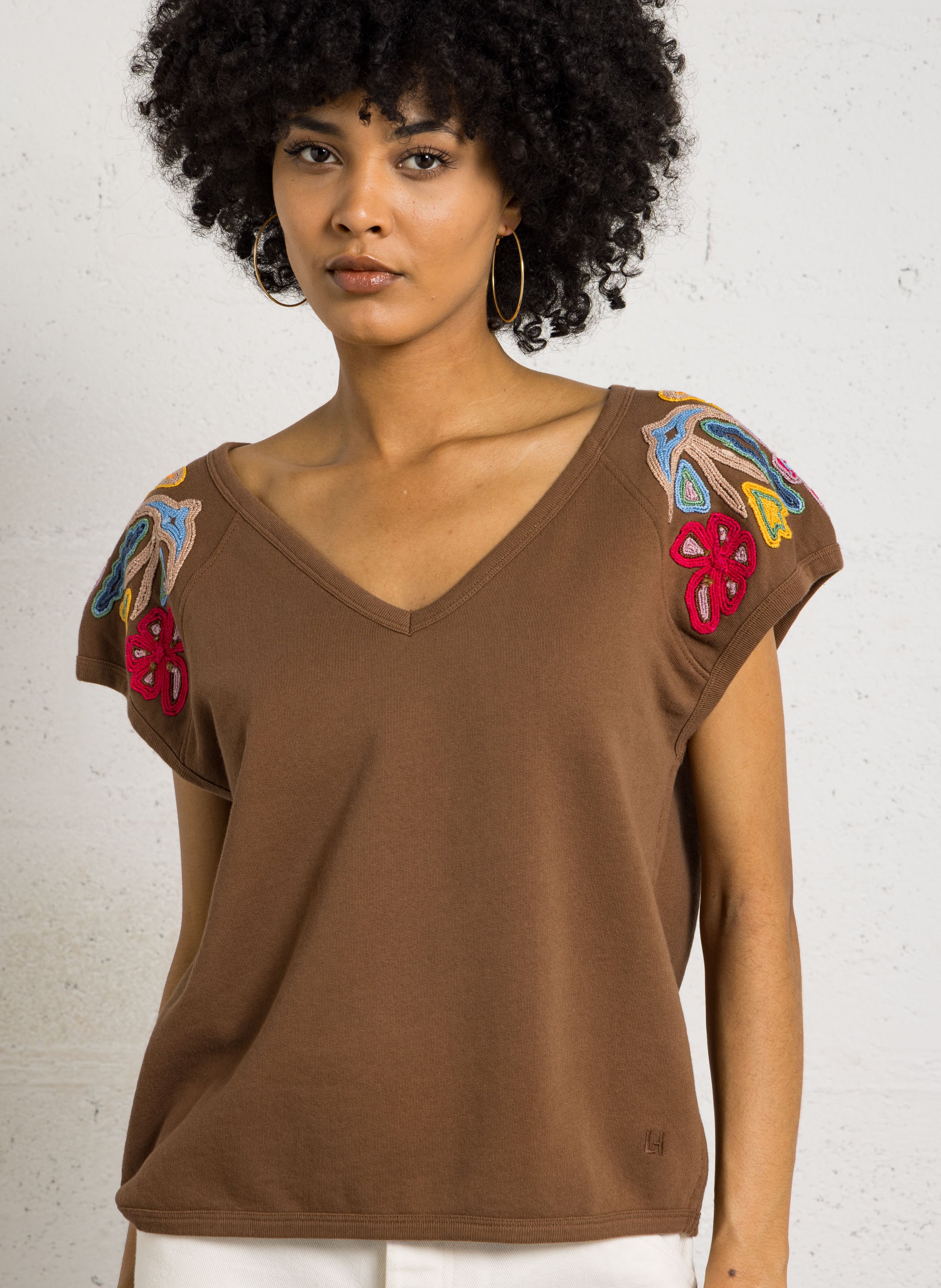 Sweat col V à détails brodés  LEON & HARPER Marron