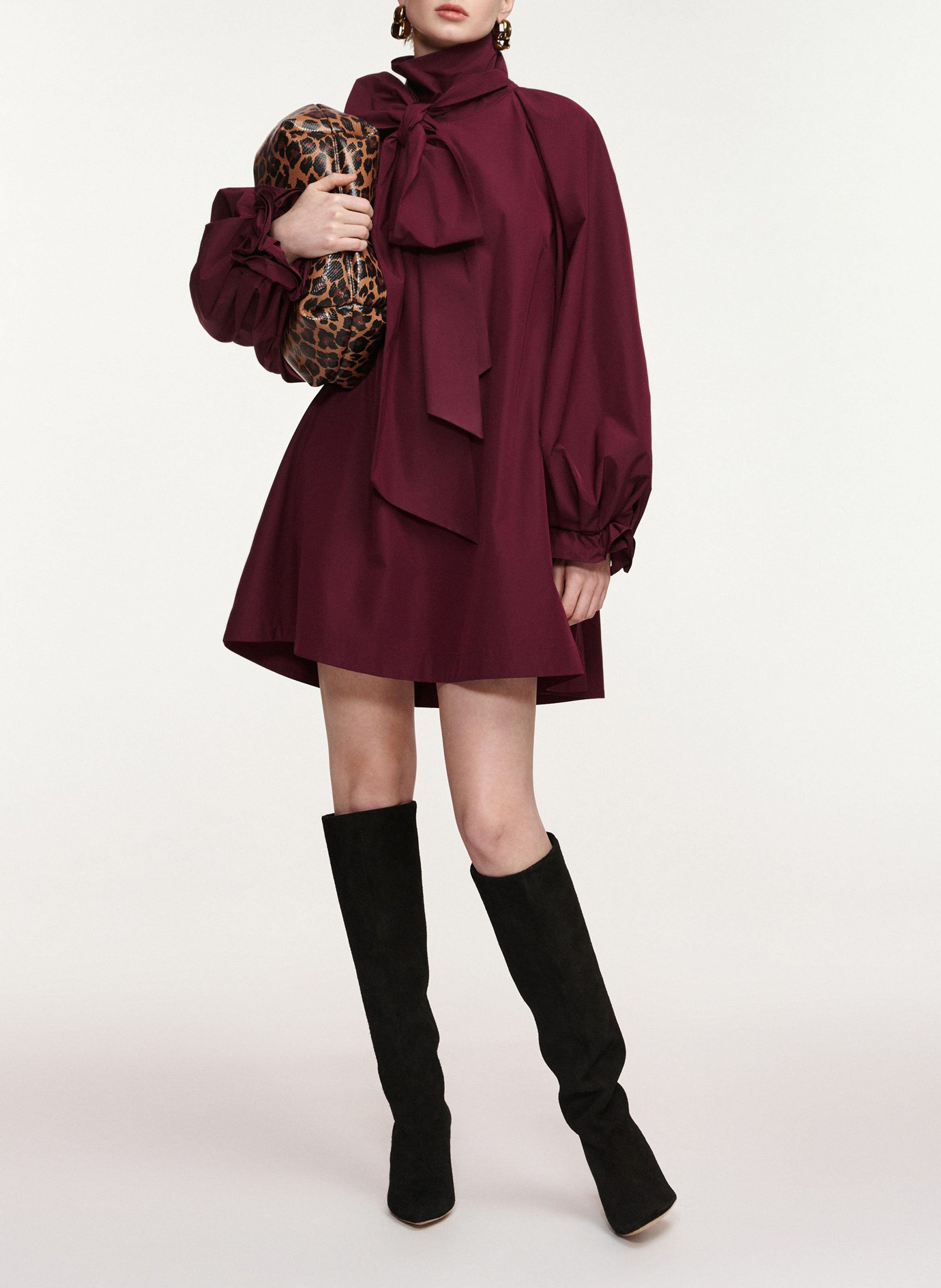 Übergroßes Kleid mit Schleifenkragen und ausgestelltem Schnitt. ESSENTIEL ANTWERP Rot