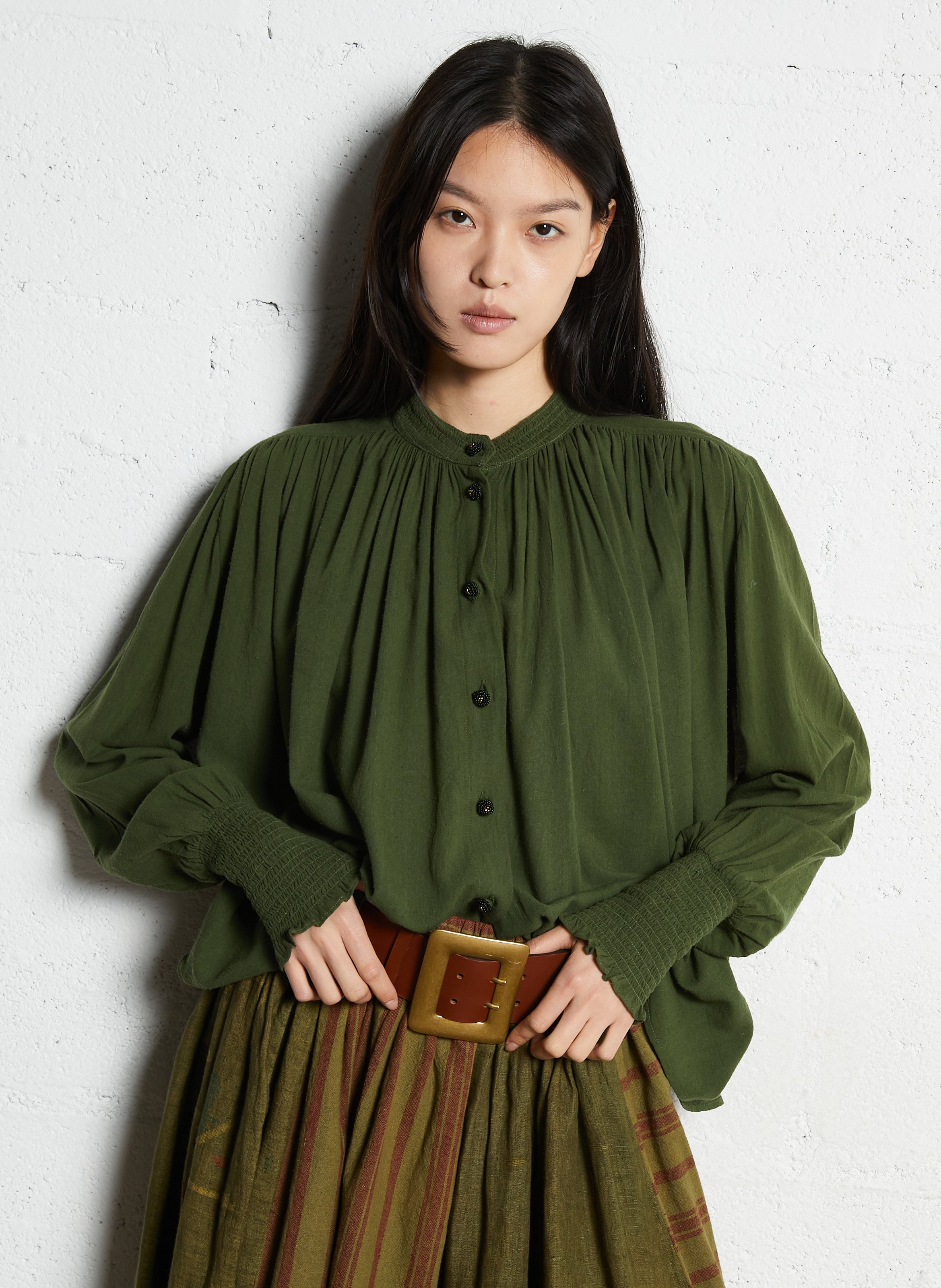 Wijdvallende unikleurige blouse met knoopsluiting. V DE VINSTER Kaki