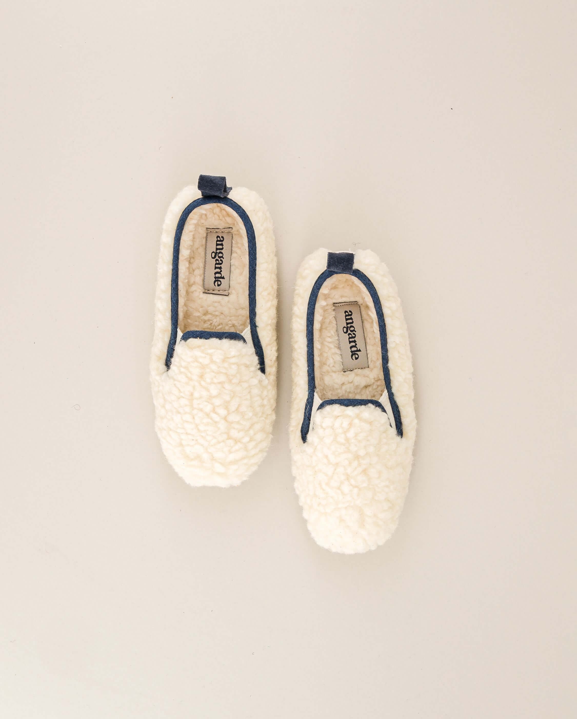 Child slipper in white wool bouclé. ANGARDE White
