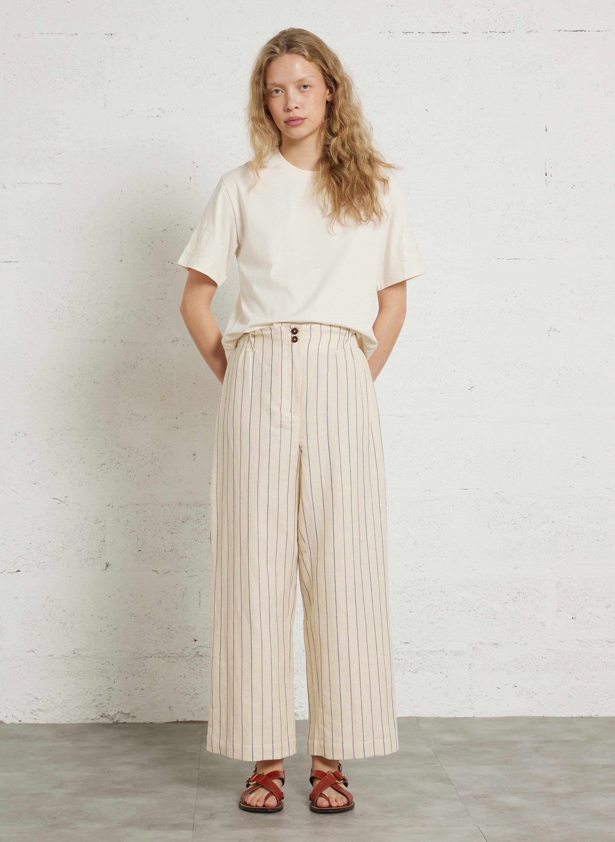 Gerader Rundhalsausschnitt T-Shirt mit Stickerei aus Bio-Baumwolle LOUISE MISHA Weiss