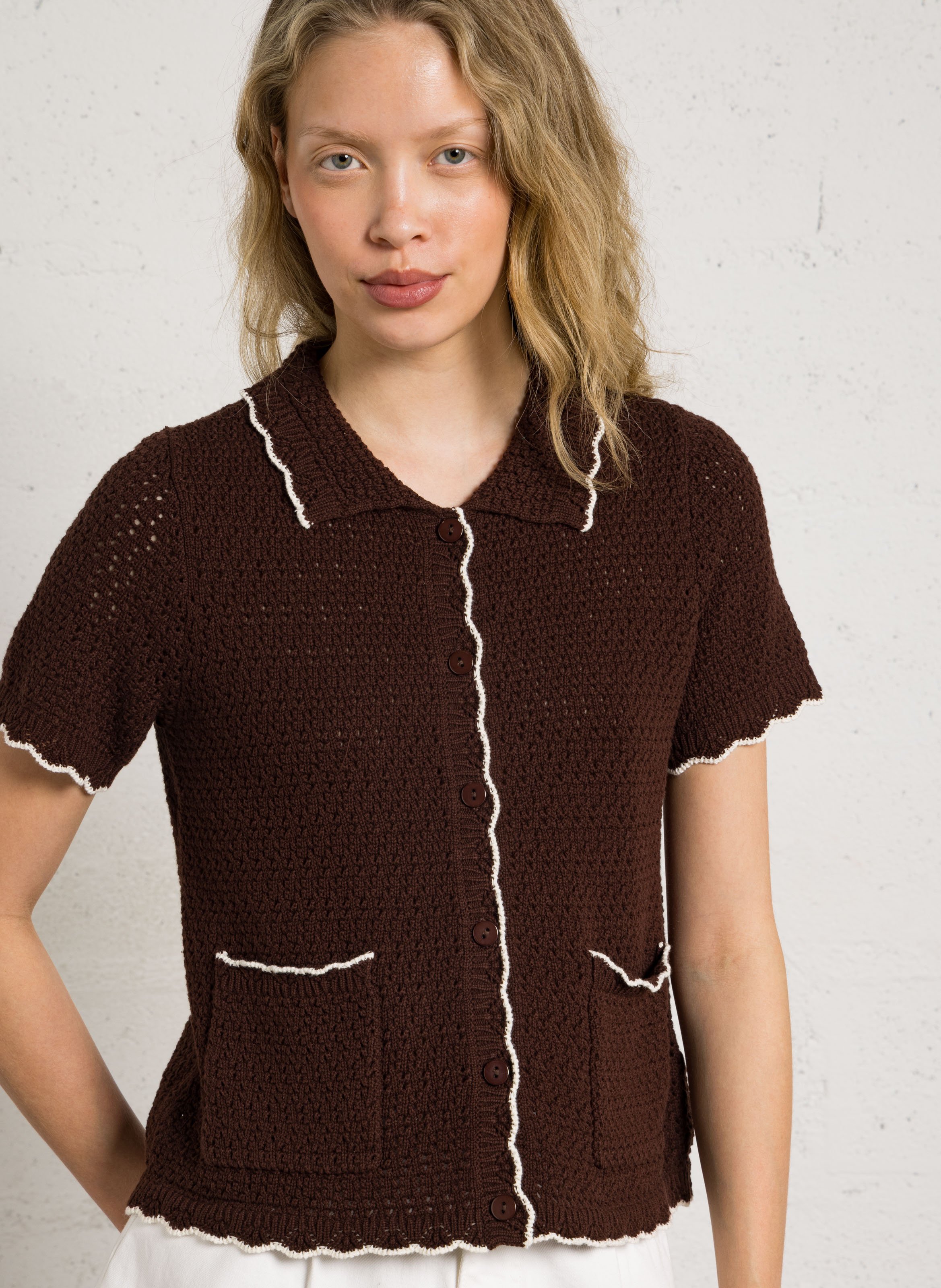 Gerade geschnittene Strickweste mit klassischem durchbrochenem Kragen aus Baumwolle. PETITE MENDIGOTE Braun