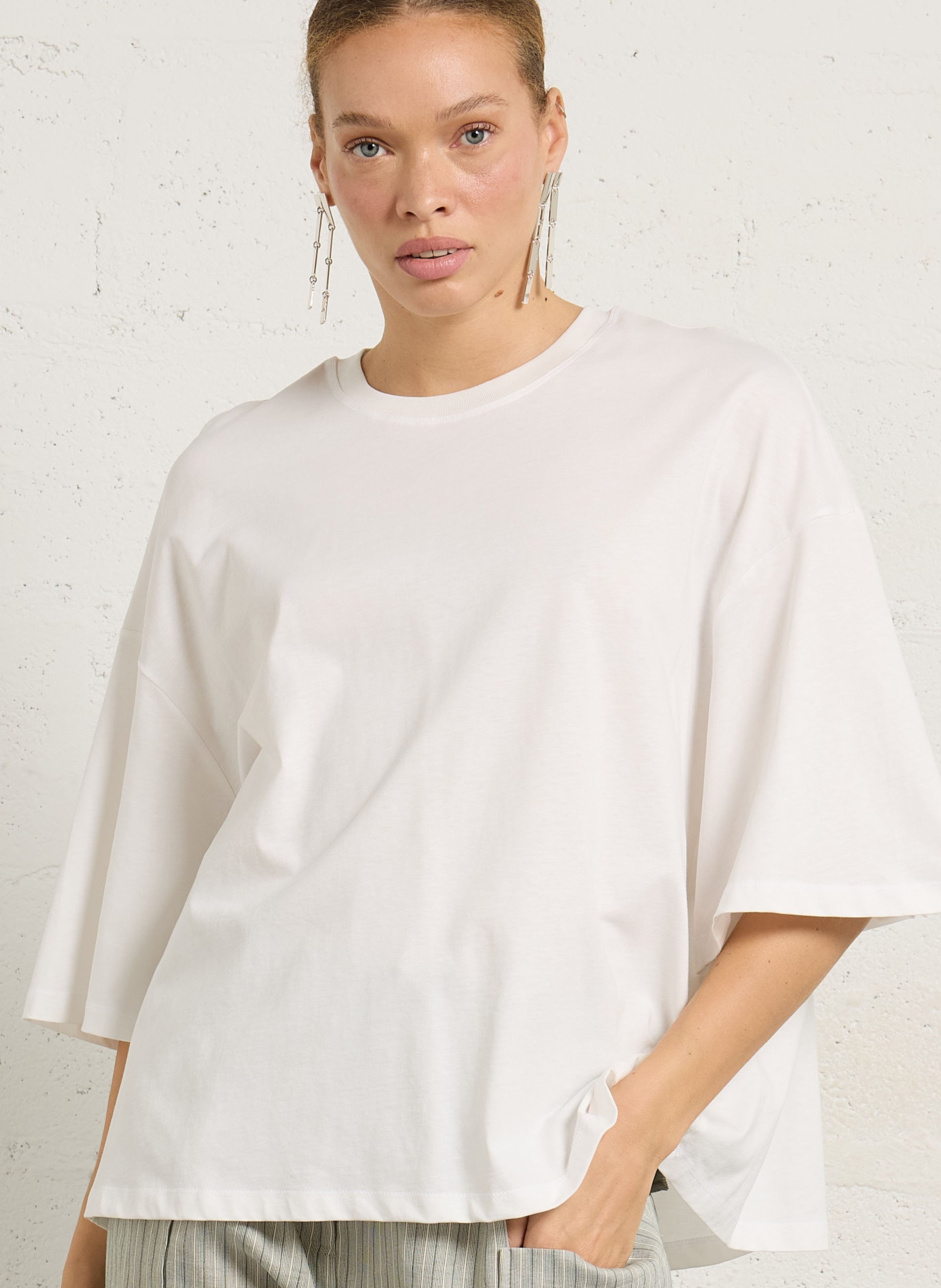 Oversize T-Shirt mit Rundhalsausschnitt und Stickerei aus Baumwolle MOMONI Weiss