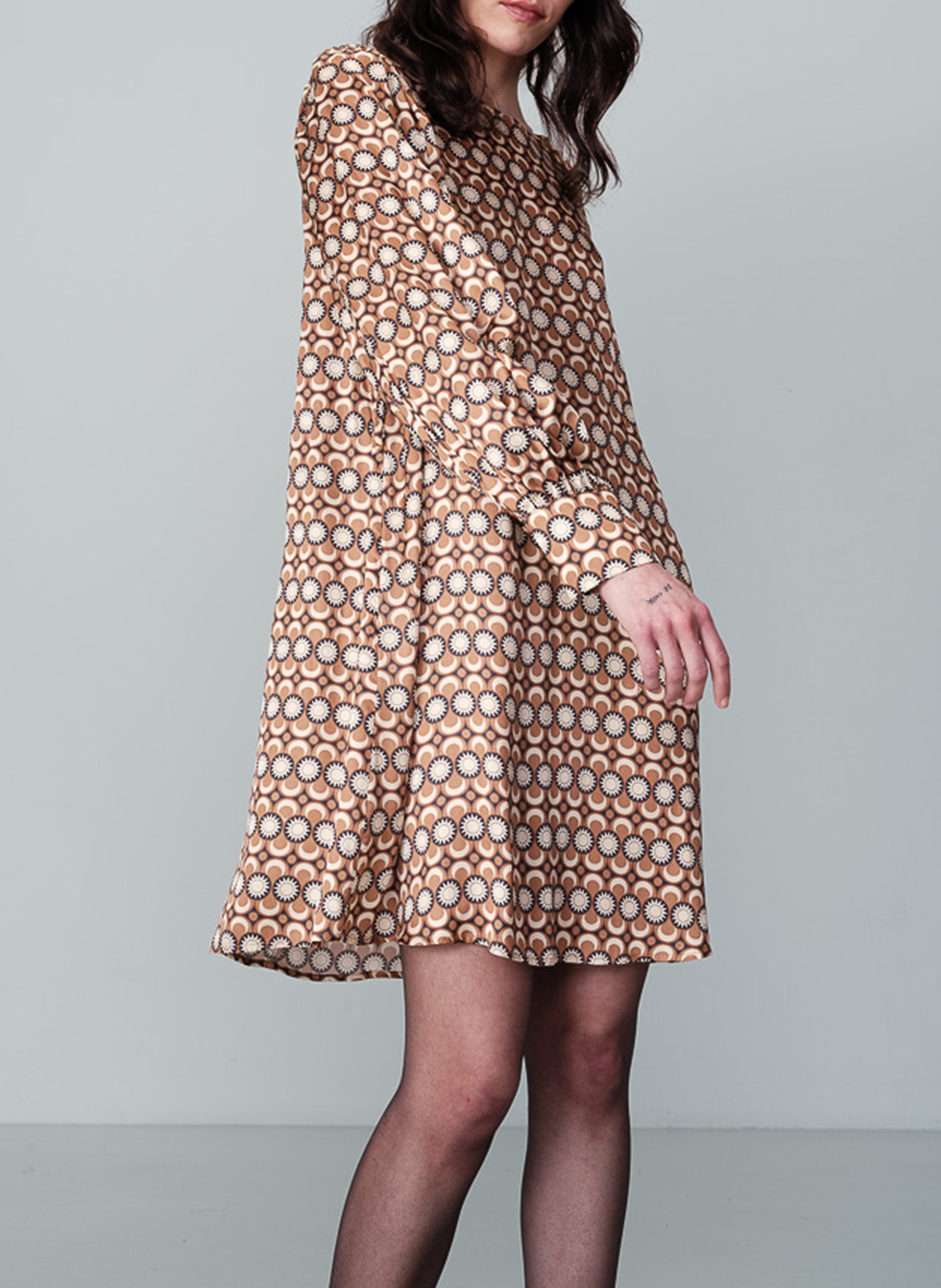 Bedrucktes Kurzkleid mit Rundhalsausschnitt Braun