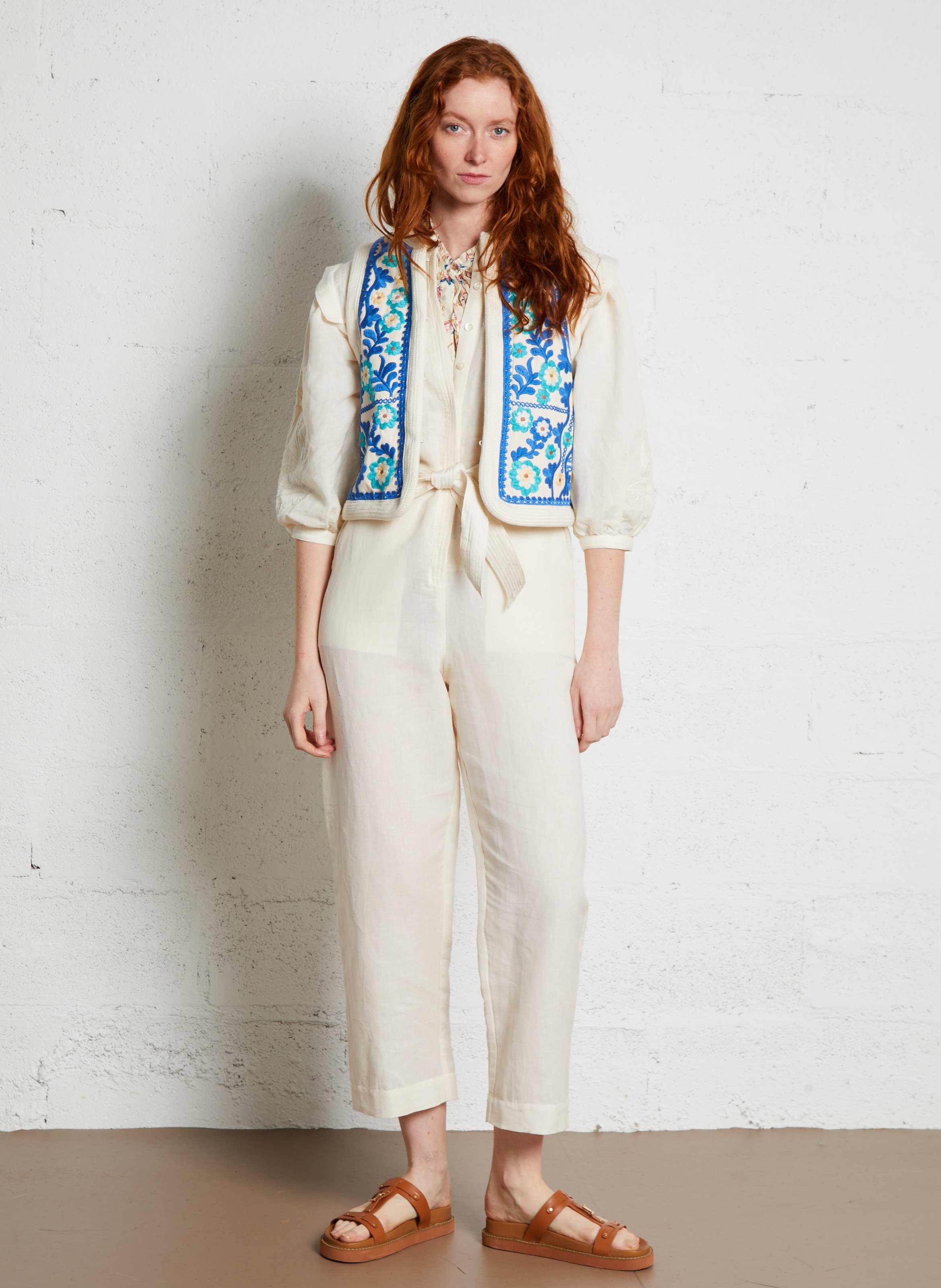 Gerade geschnittene Baumwollstrickjacke mit Rundhalskragen Weiss