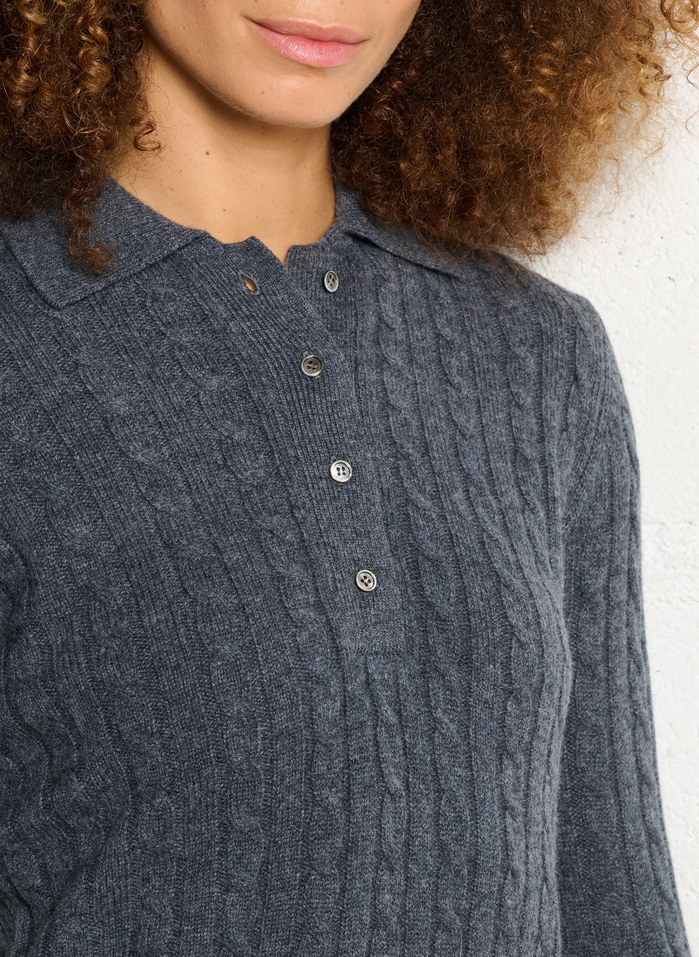 Pullover mit Polokragen aus verdrehtem Strick MARGAUX LONNBERG Silber