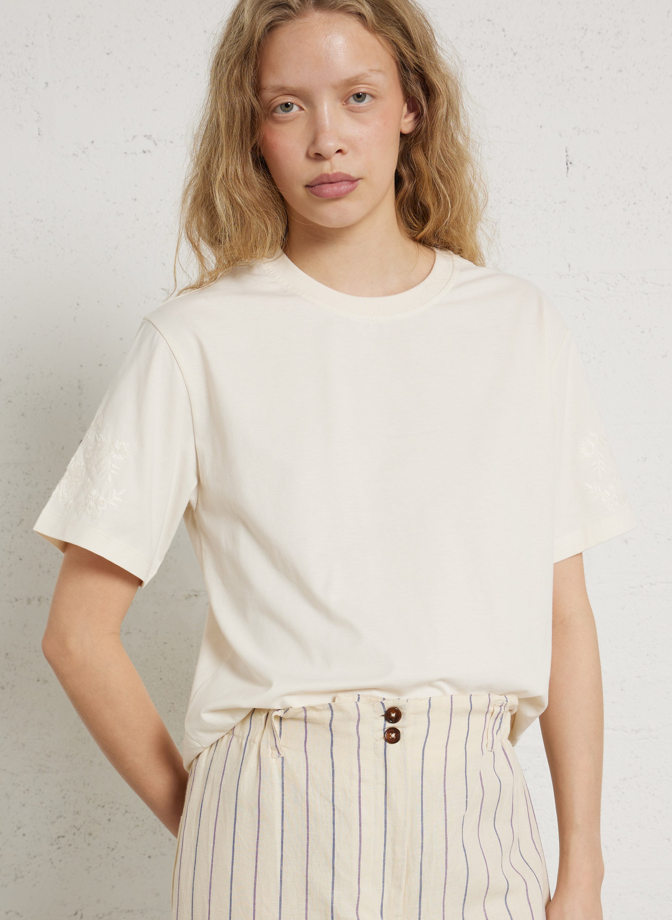 Gerader Rundhalsausschnitt T-Shirt mit Stickerei aus Bio-Baumwolle LOUISE MISHA Weiss