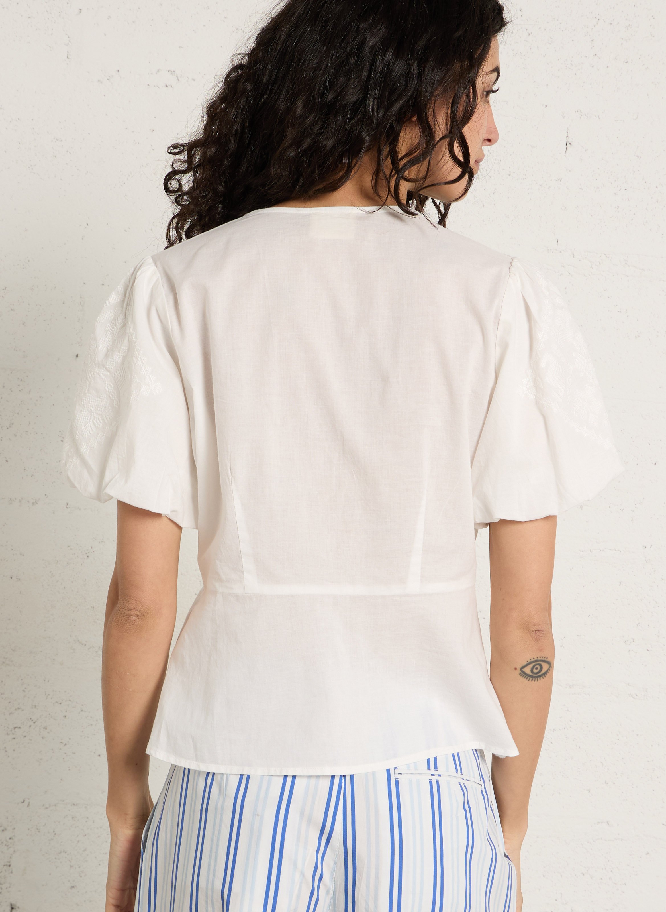 Top met V-hals en knoopsluiting met borduursels PETITE MENDIGOTE Beige