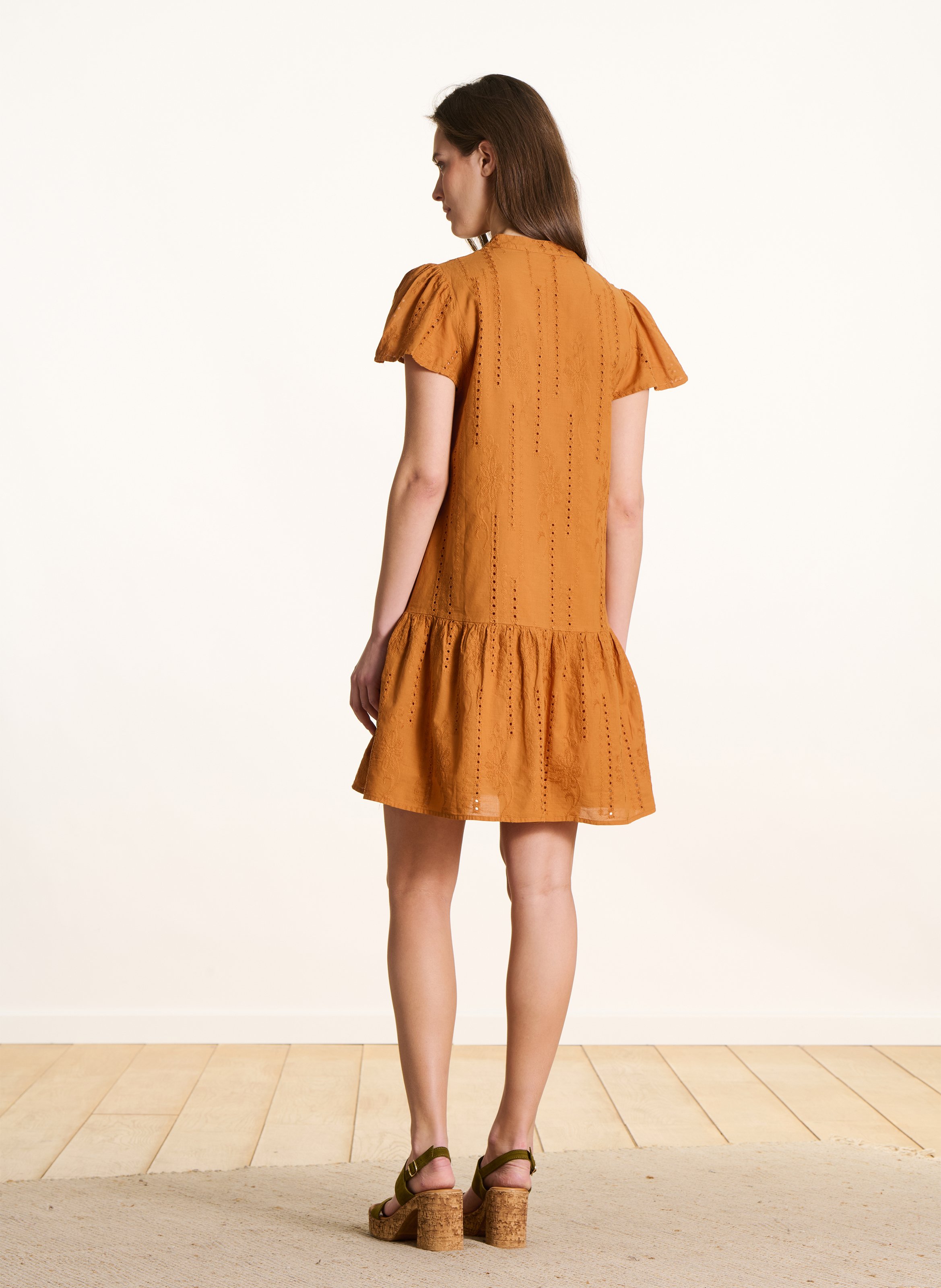 Robe courte en broderie anglaise  LA FEE MARABOUTEE Marron