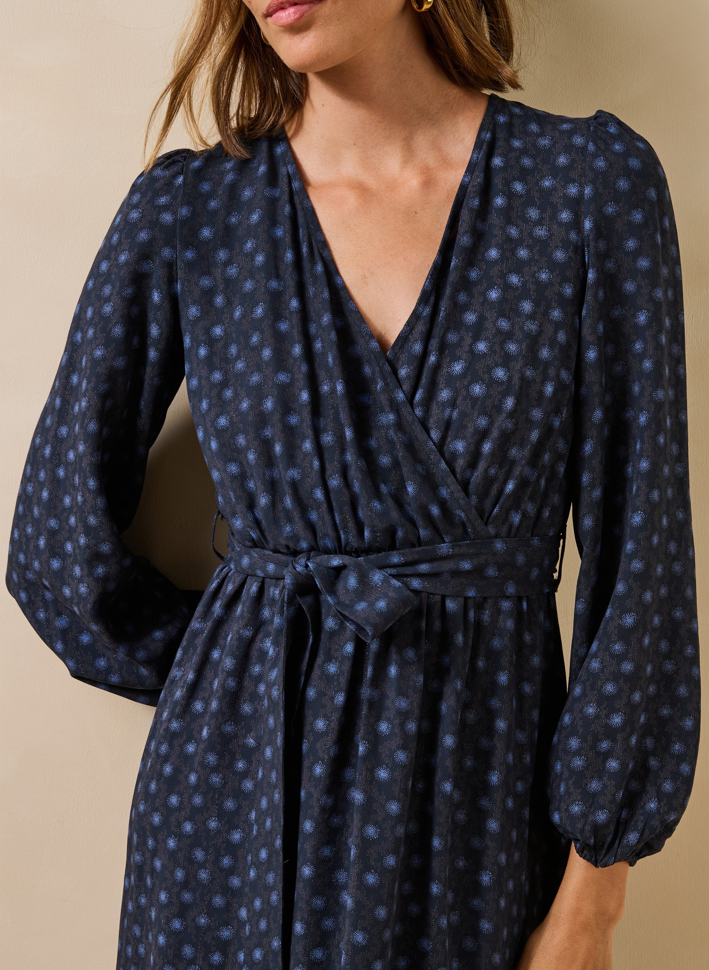 Lange jurk met overslag en print LA FEE MARABOUTEE Blauw
