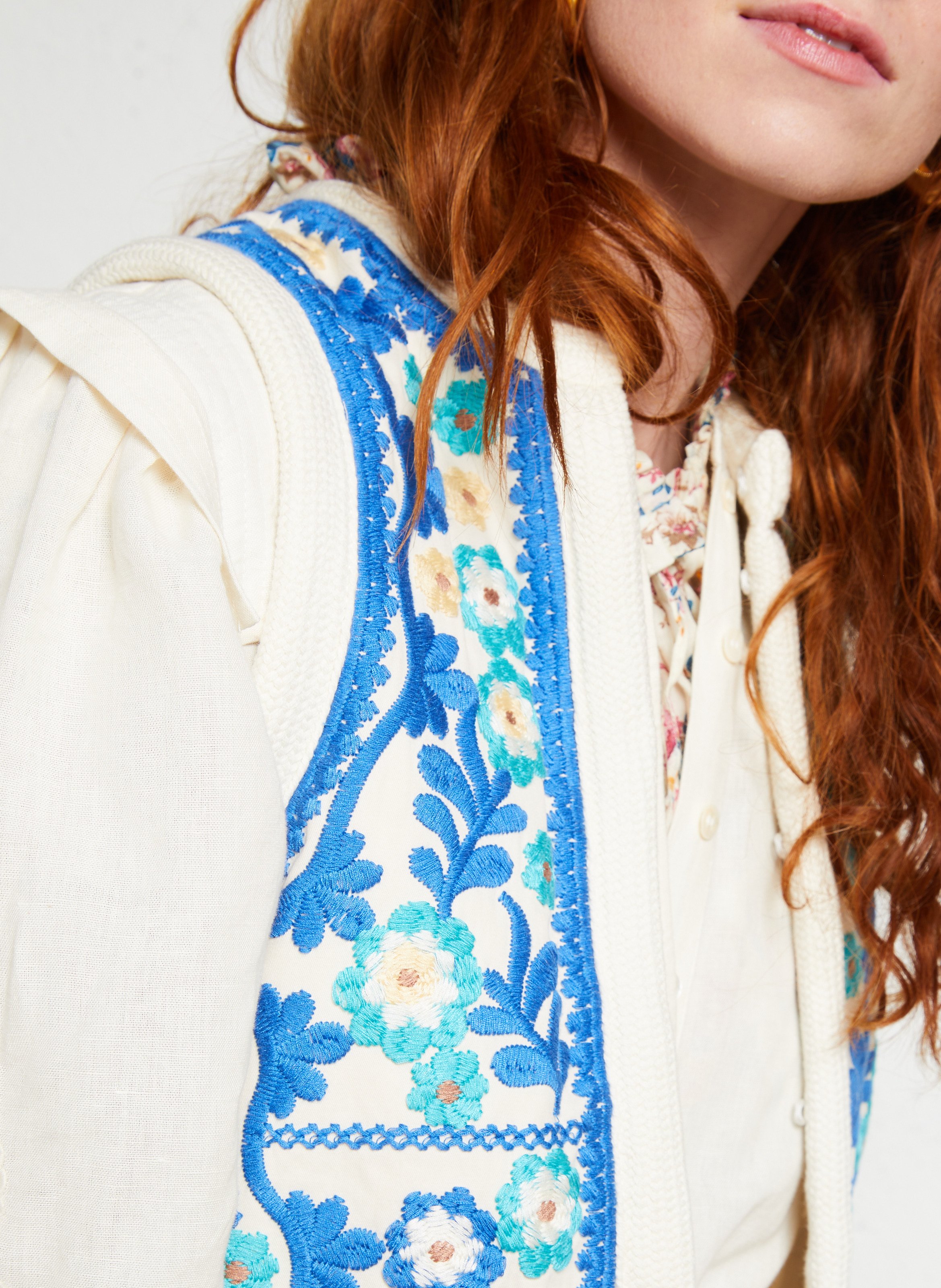 Gerade geschnittene Baumwollstrickjacke mit Rundhalskragen Weiss