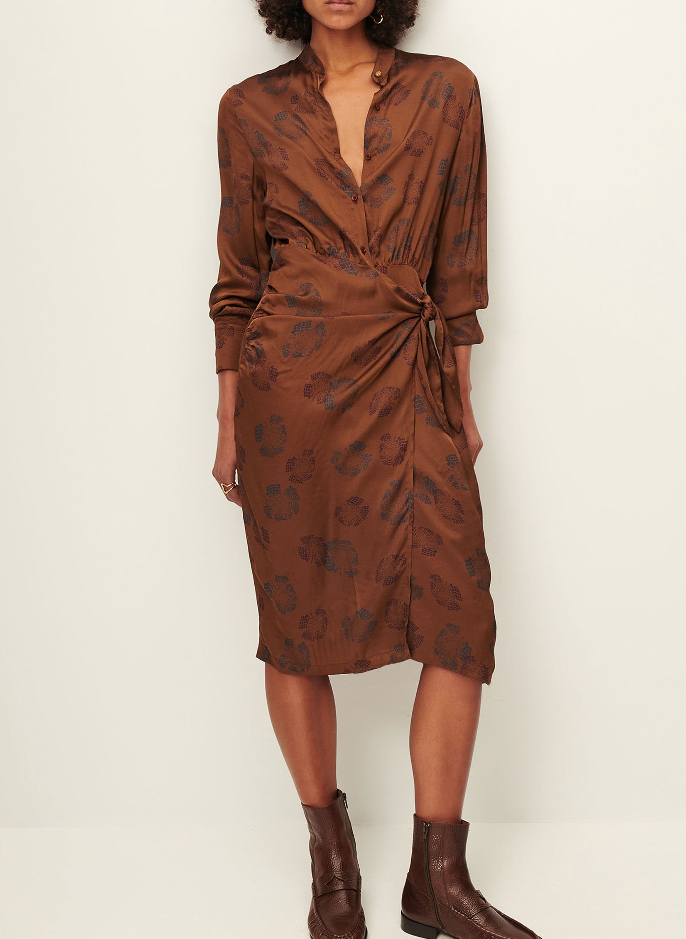 Robe portefeuille col classique imprimée en satin SESSUN Marron