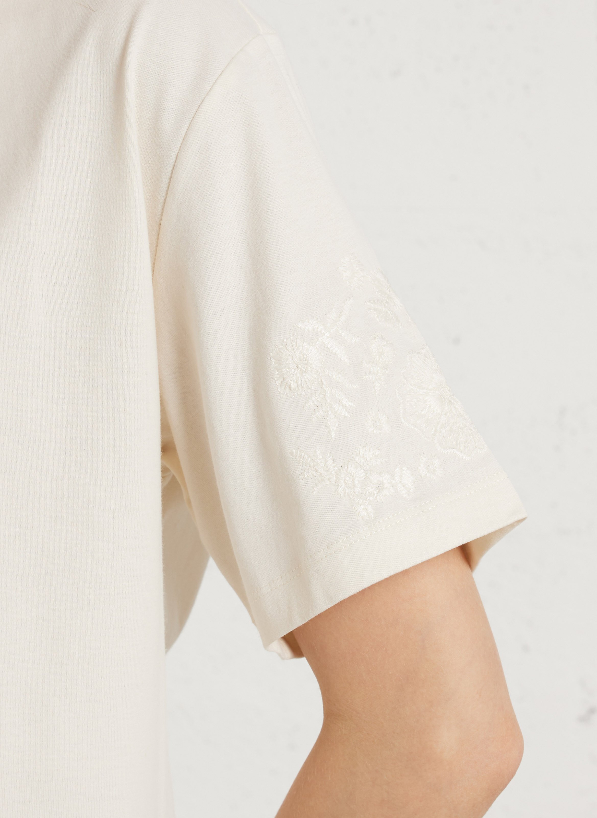 Gerader Rundhalsausschnitt T-Shirt mit Stickerei aus Bio-Baumwolle LOUISE MISHA Weiss