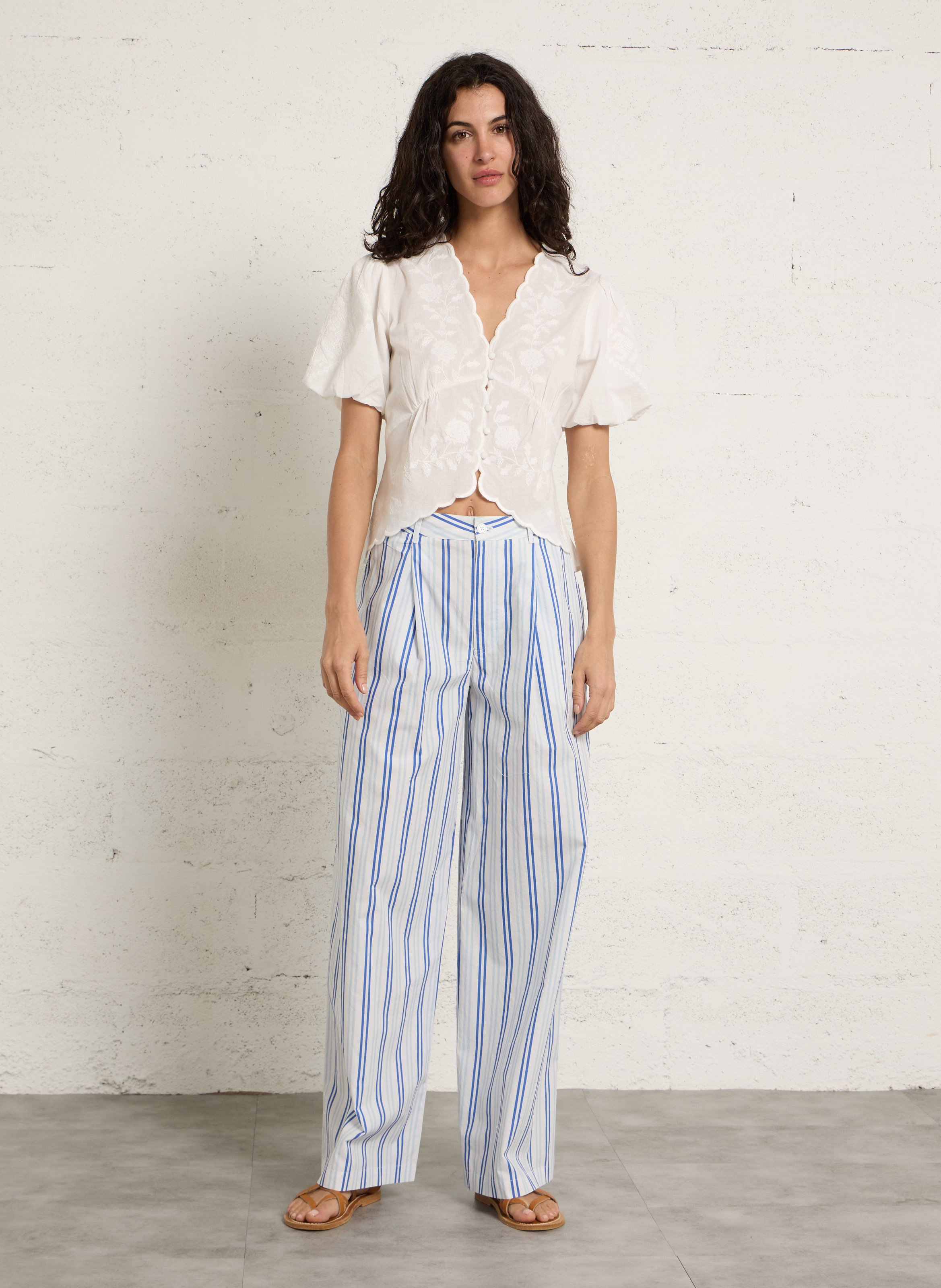 Top met V-hals en knoopsluiting met borduursels PETITE MENDIGOTE Beige