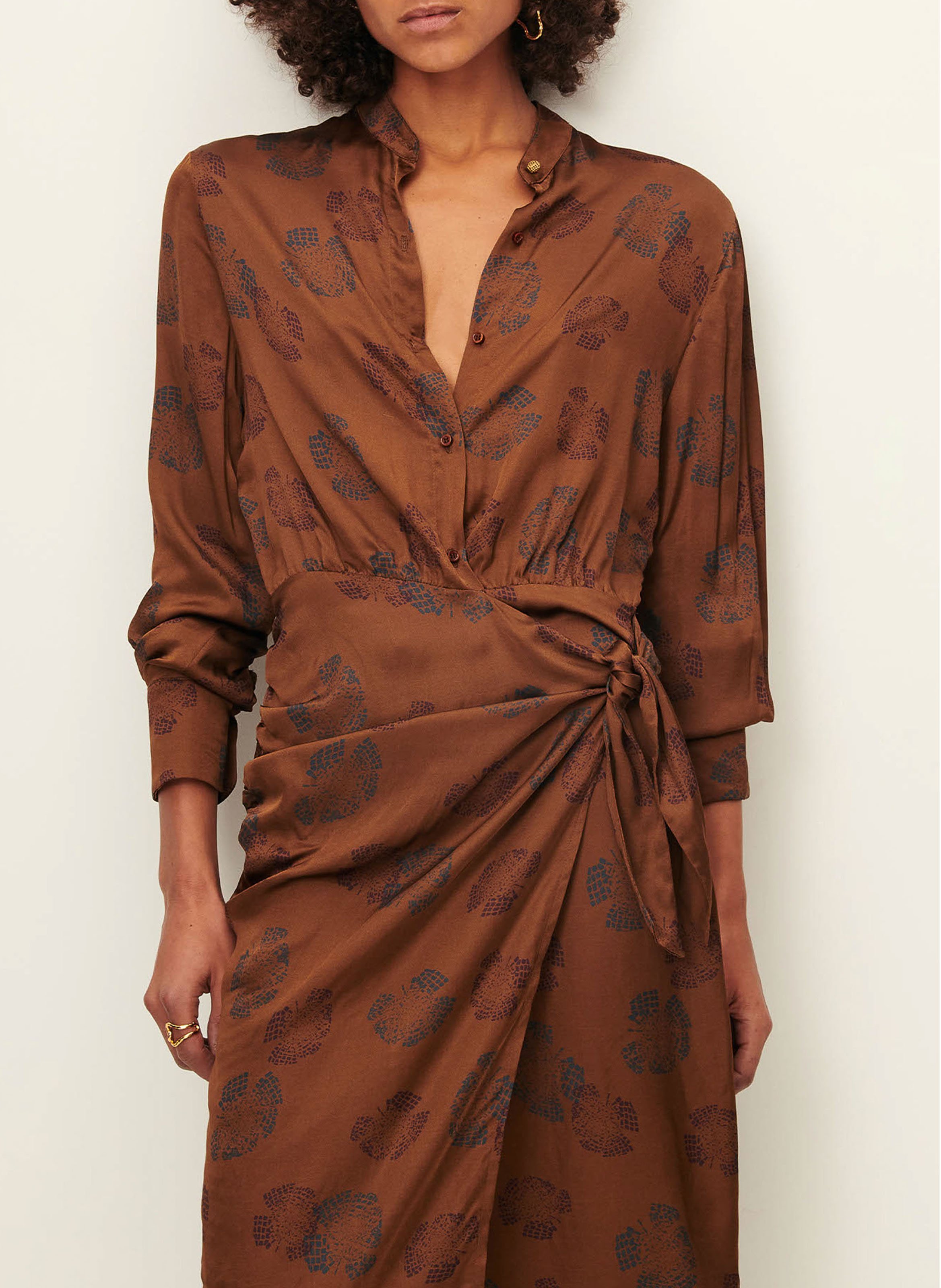 Robe portefeuille col classique imprimée en satin SESSUN Marron