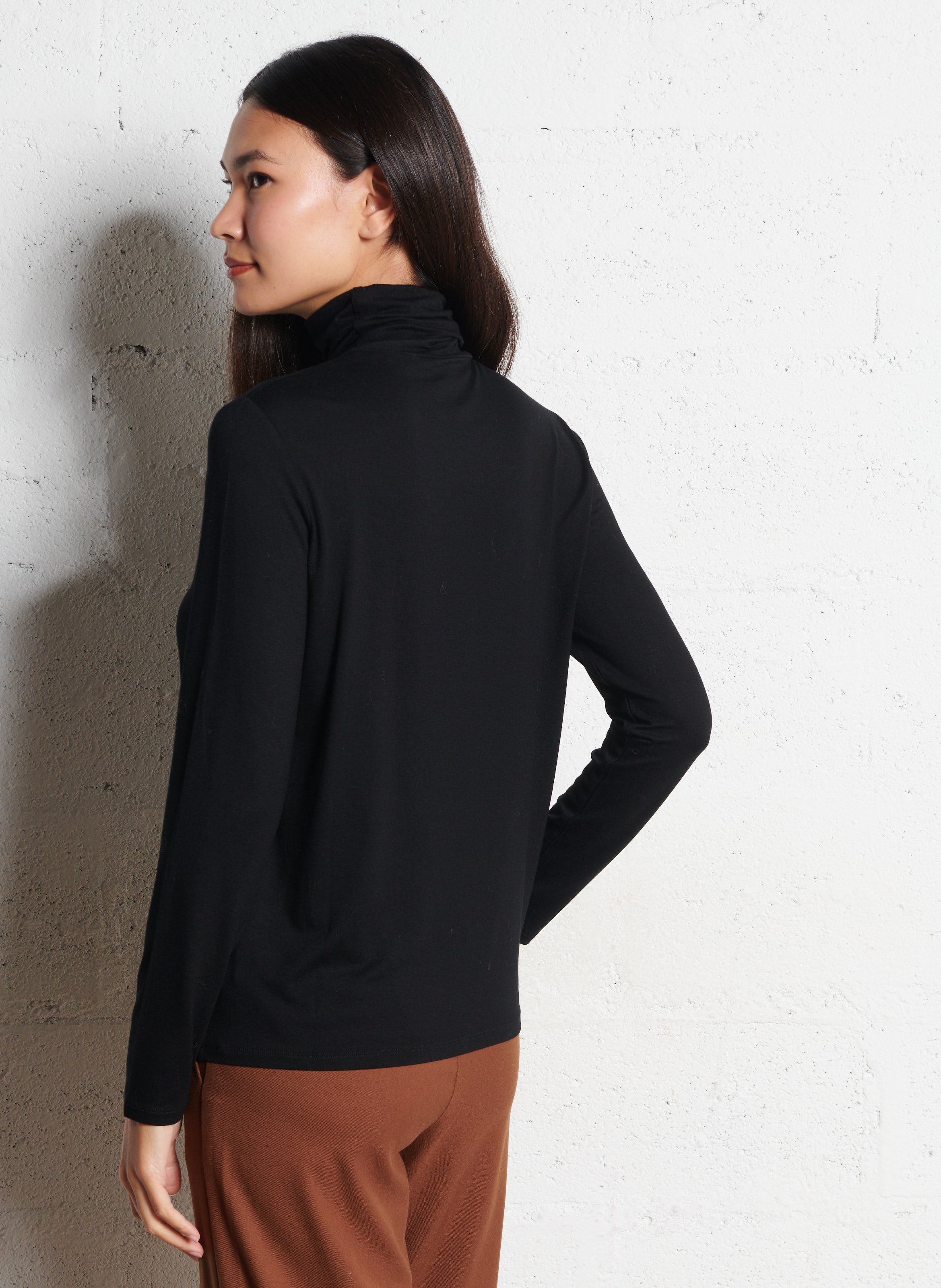 Tee-shirt ajusté col roulé MAJESTIC FILATURES Noir