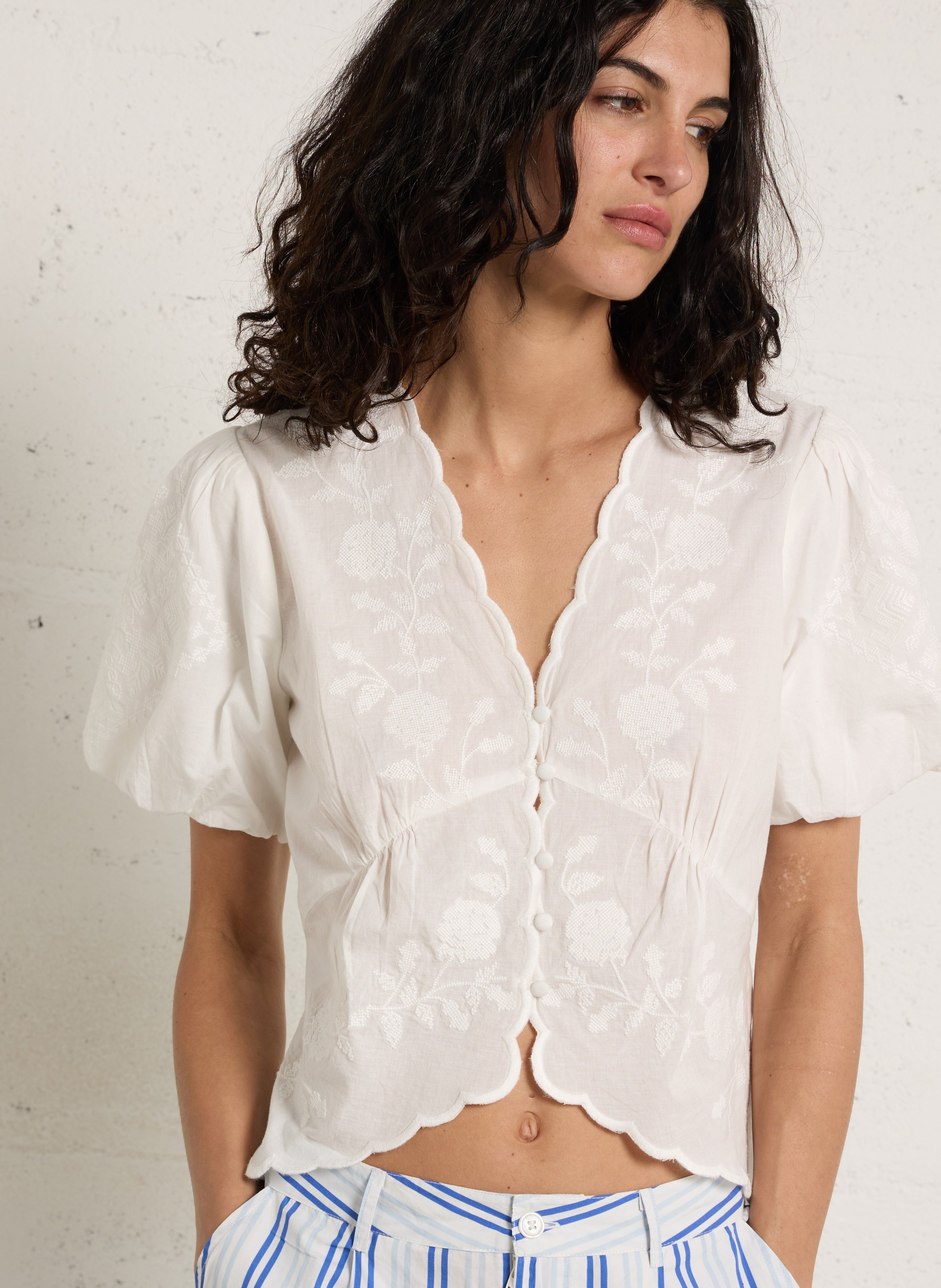 Top met V-hals en knoopsluiting met borduursels PETITE MENDIGOTE Beige