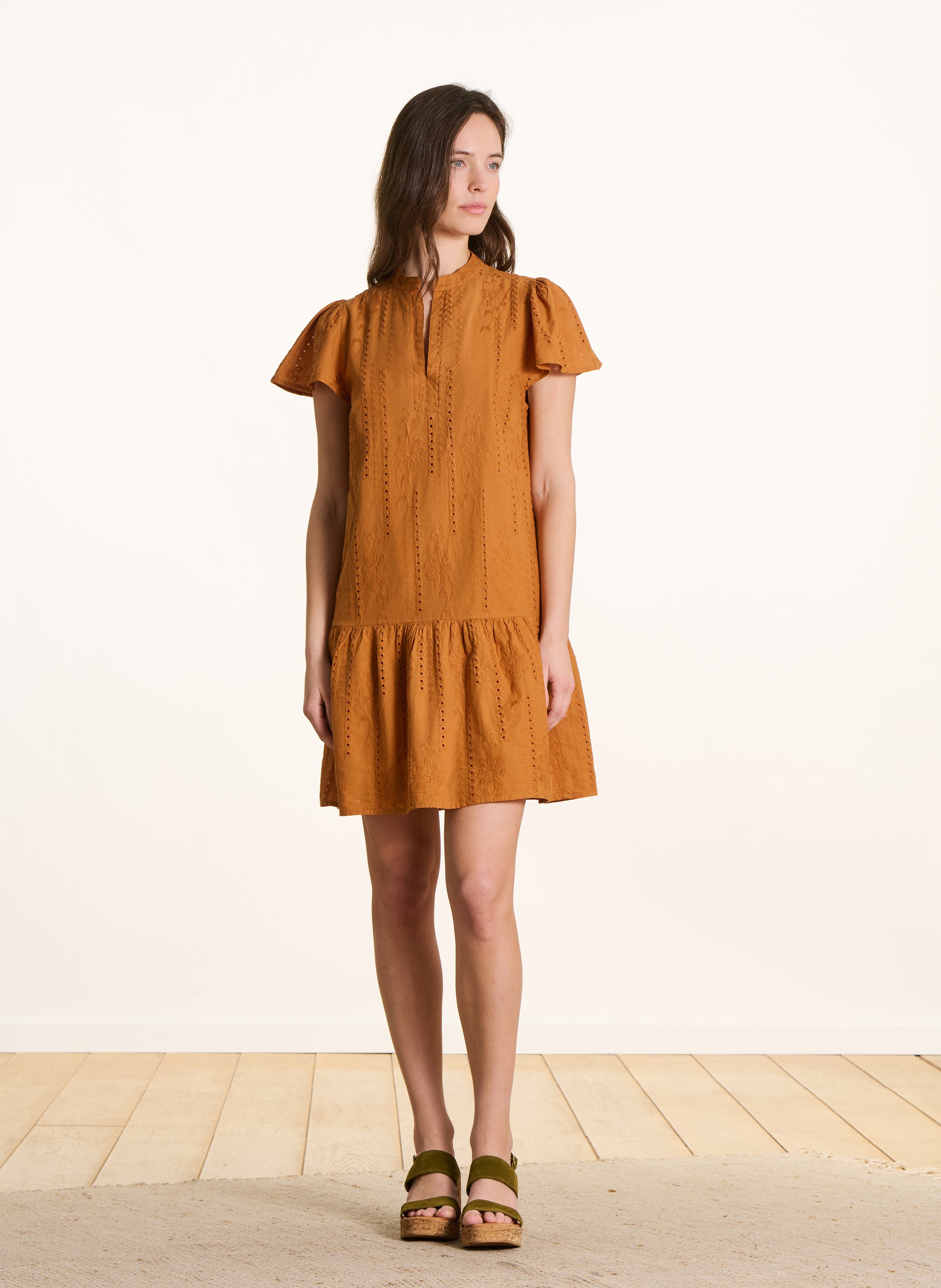 Robe courte en broderie anglaise  LA FEE MARABOUTEE Marron