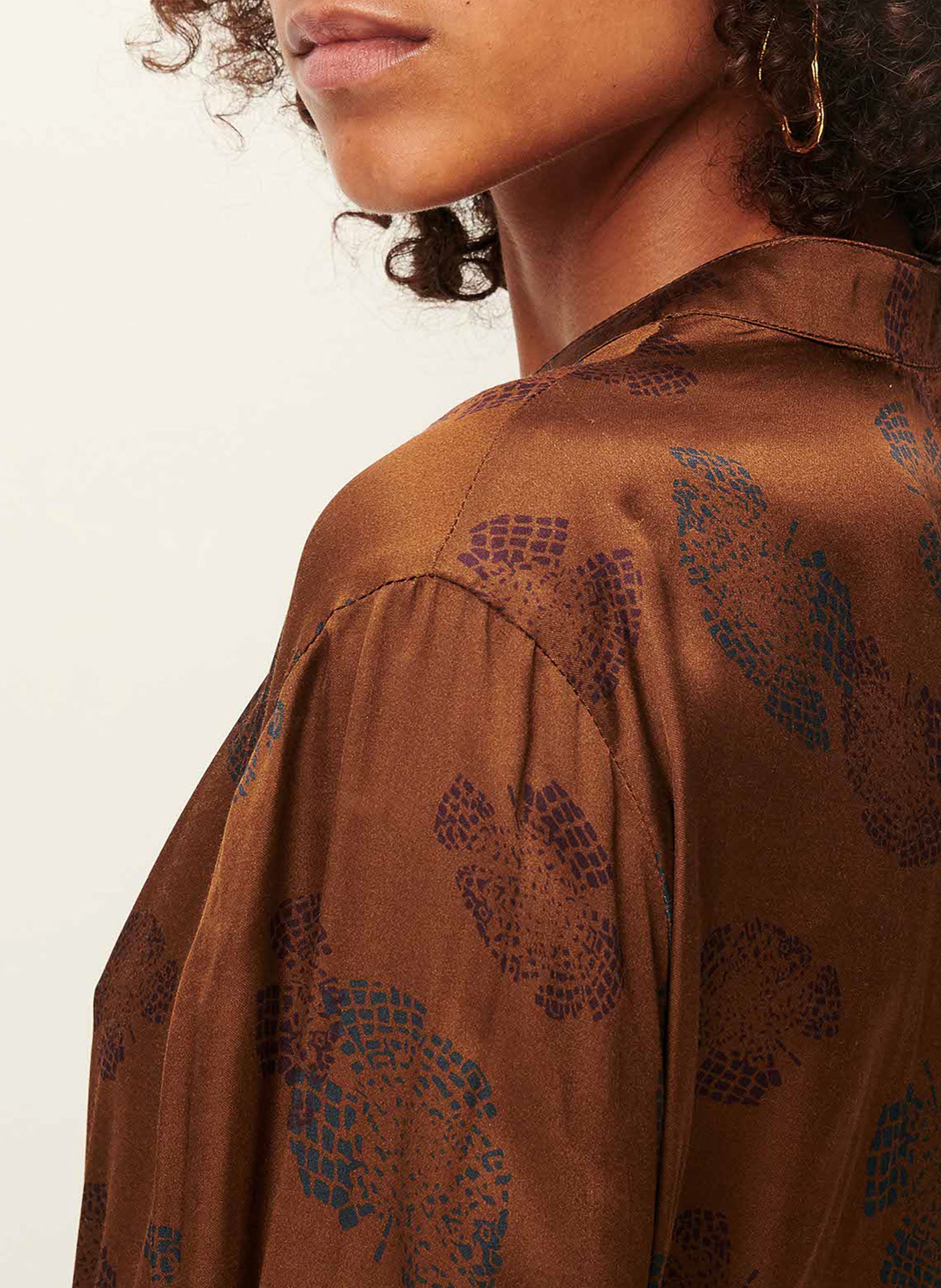 Robe portefeuille col classique imprimée en satin SESSUN Marron