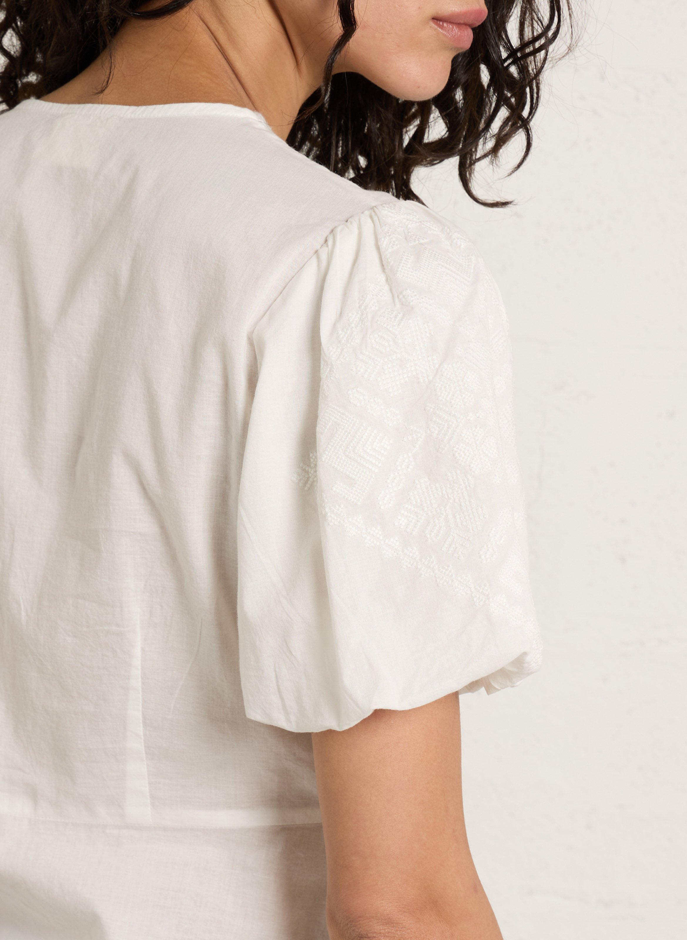 Top met V-hals en knoopsluiting met borduursels PETITE MENDIGOTE Beige