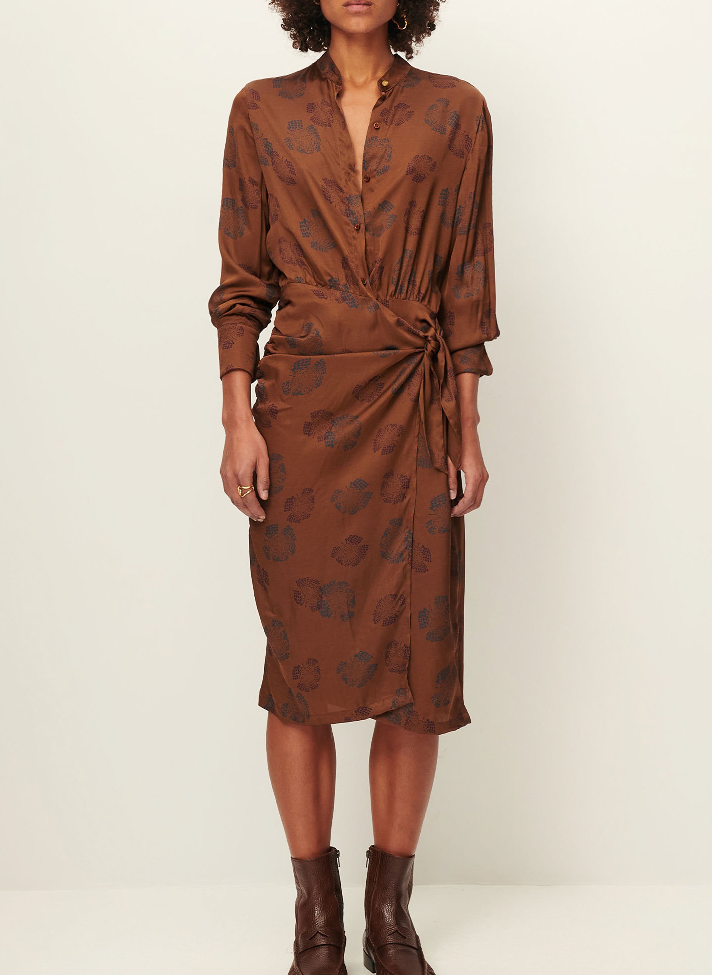 Robe portefeuille col classique imprimée en satin SESSUN Marron