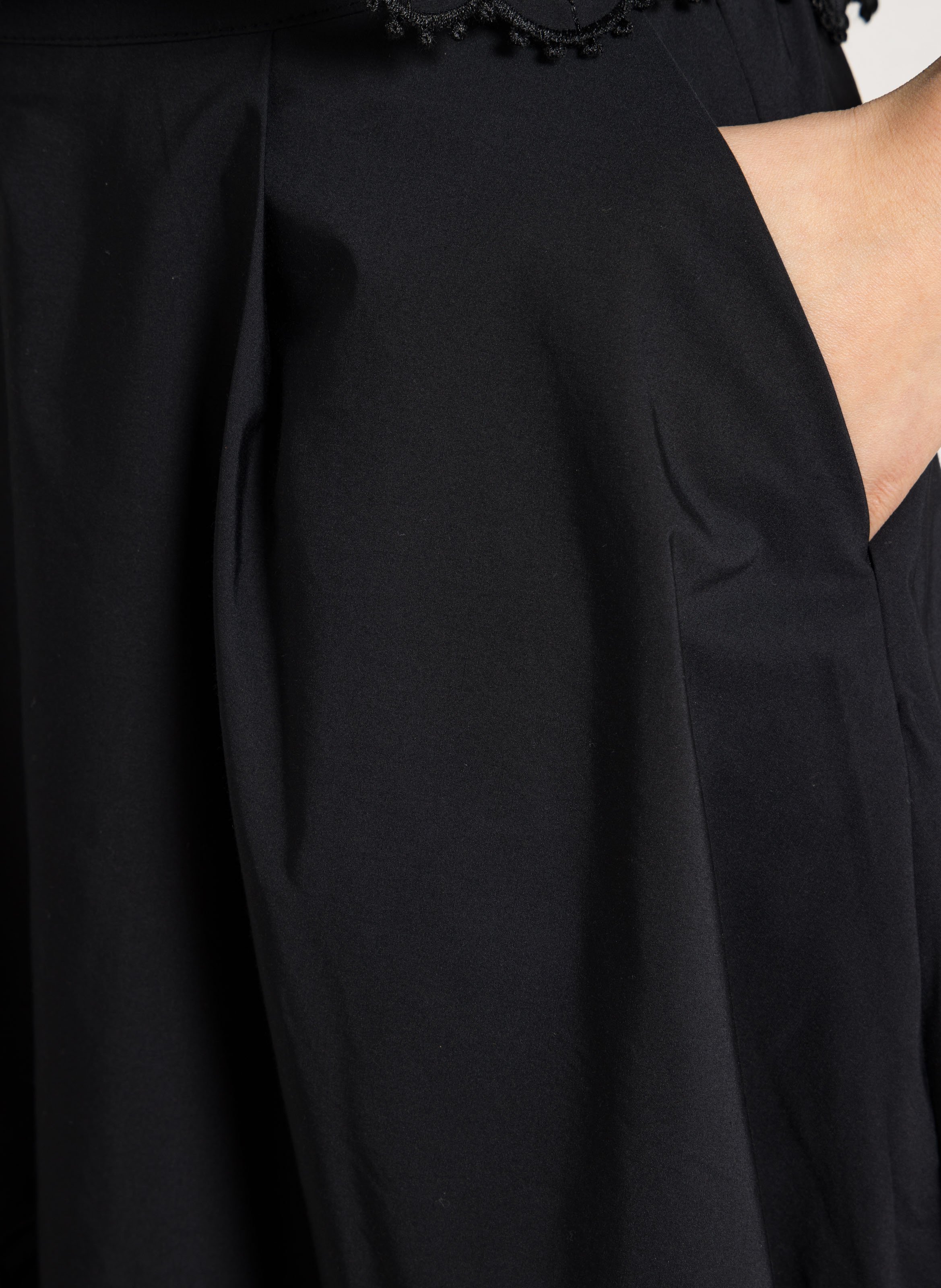 Midi-Rock mit Lochstickerei BERENICE Schwarz