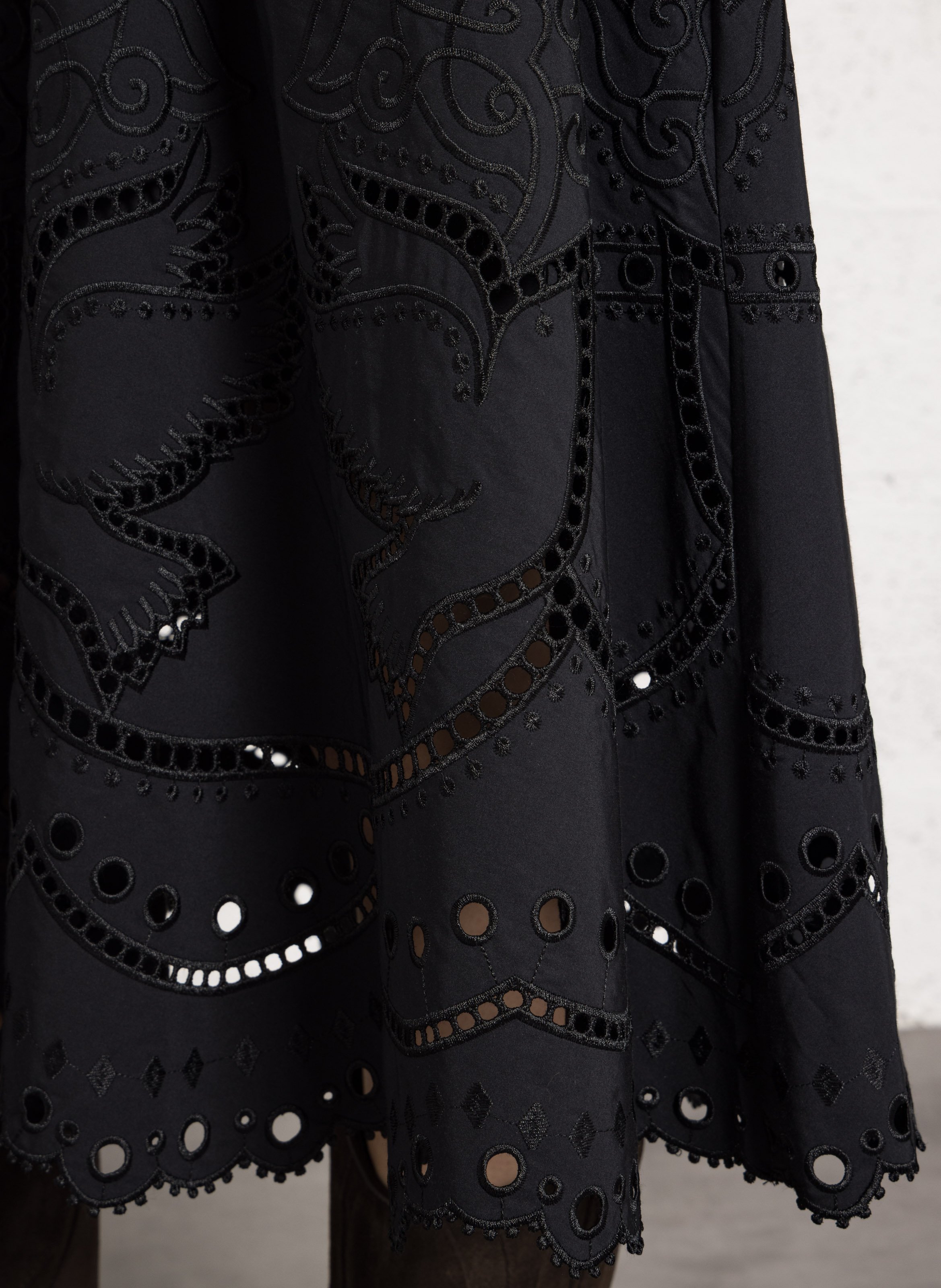 Midi-Rock mit Lochstickerei BERENICE Schwarz