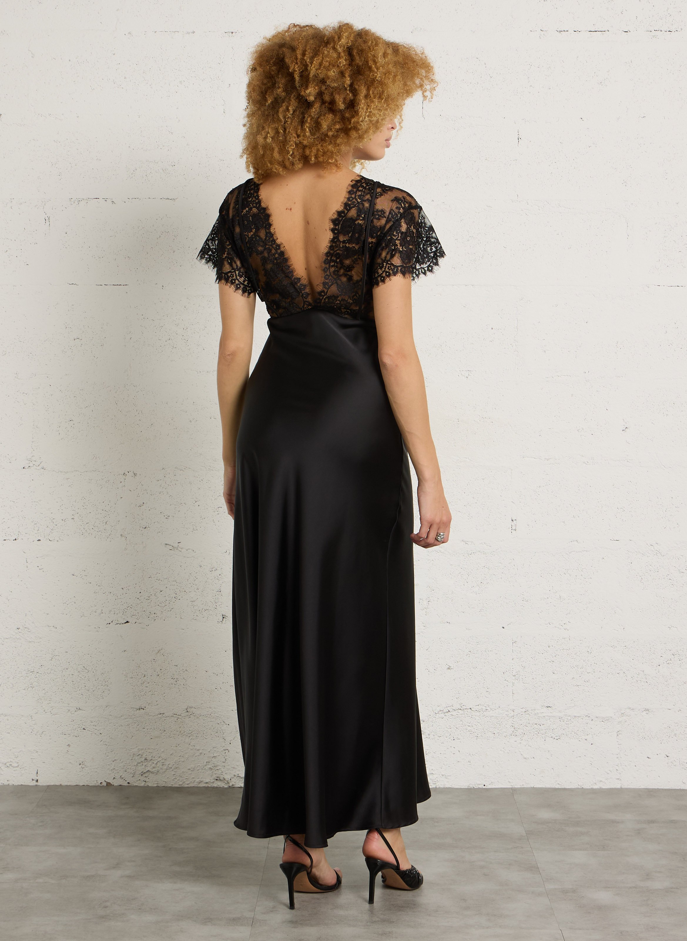 Lange, glanzende jurk met V-hals IMPERIAL Zwart