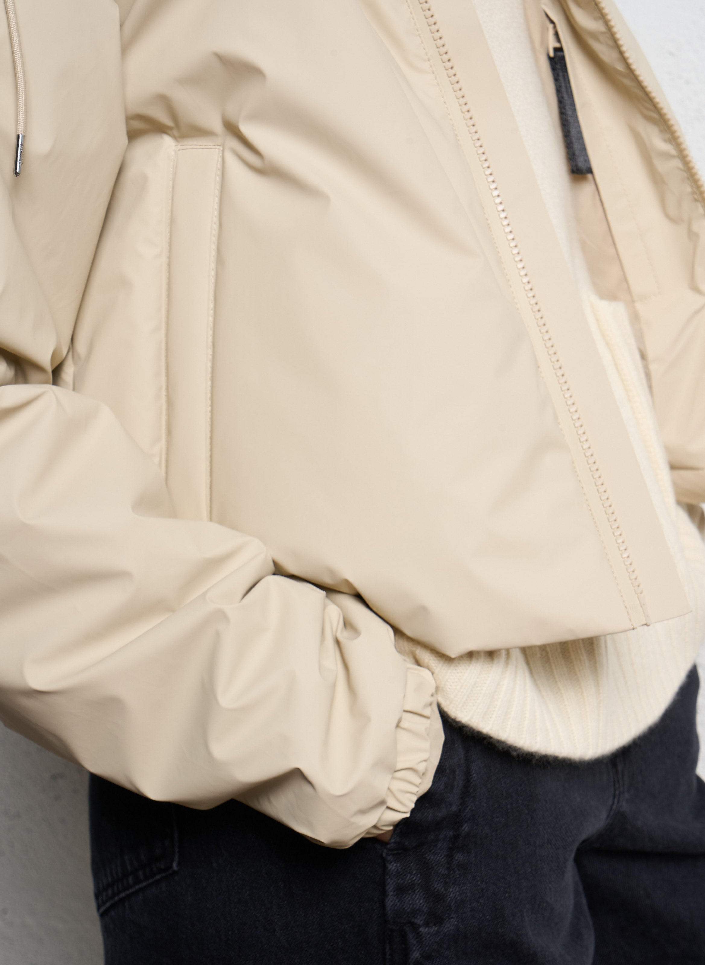 Kurzer gerader Regenmantel mit Stehkragen und Kapuze Beige