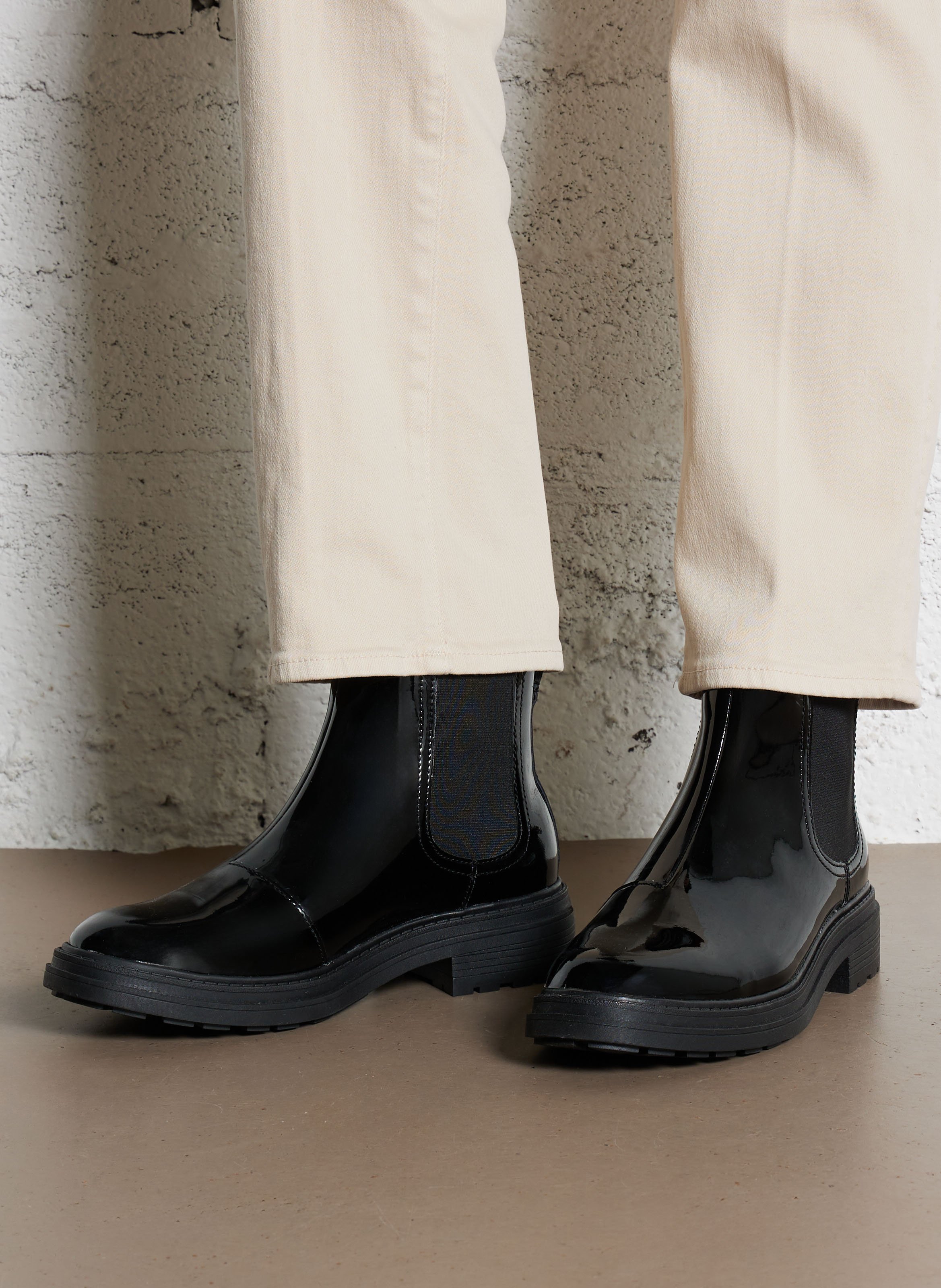 Effen leren enkellaarzen met textuur CLARKS Zwart