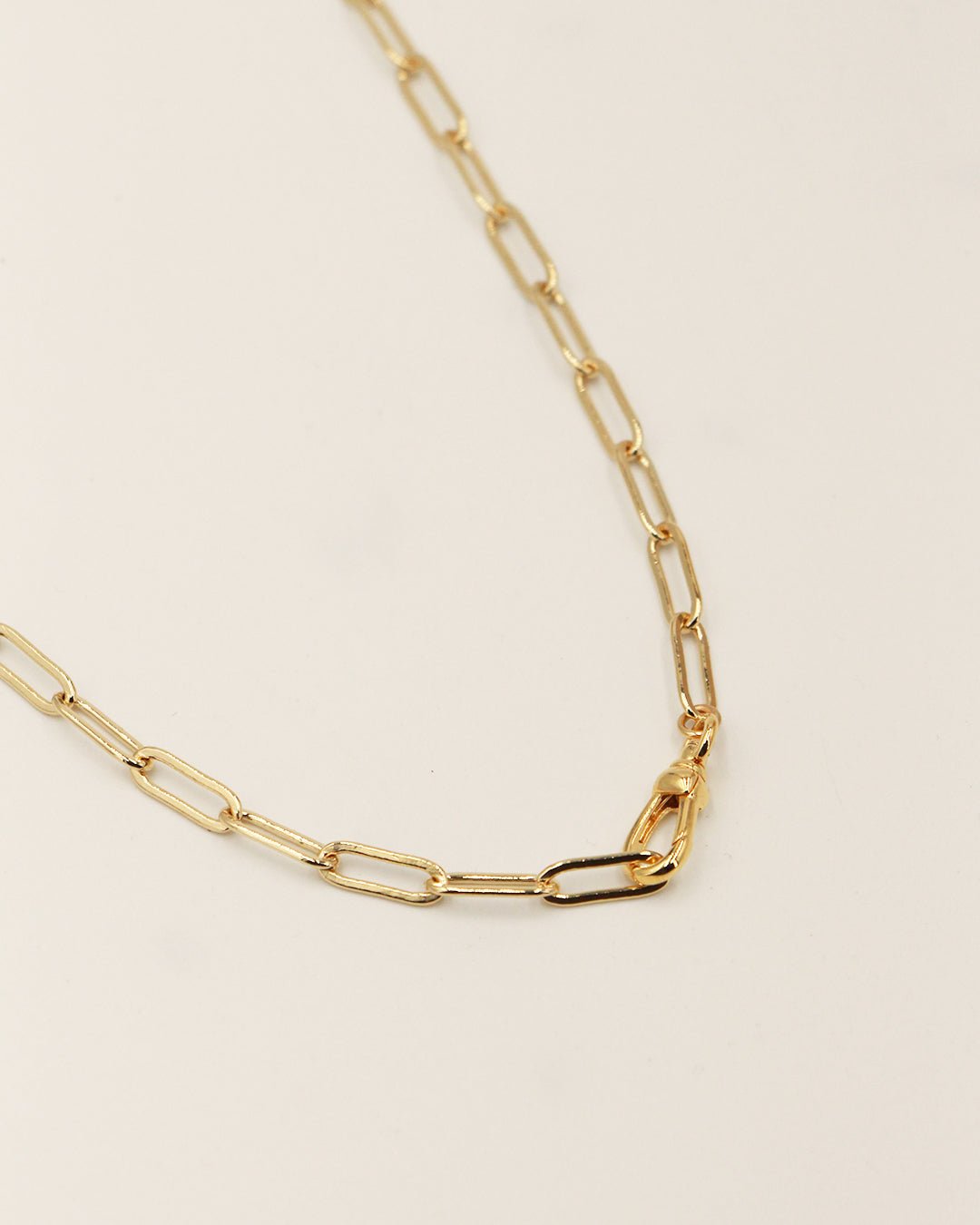 Short necklace with pendant NILAI Golden