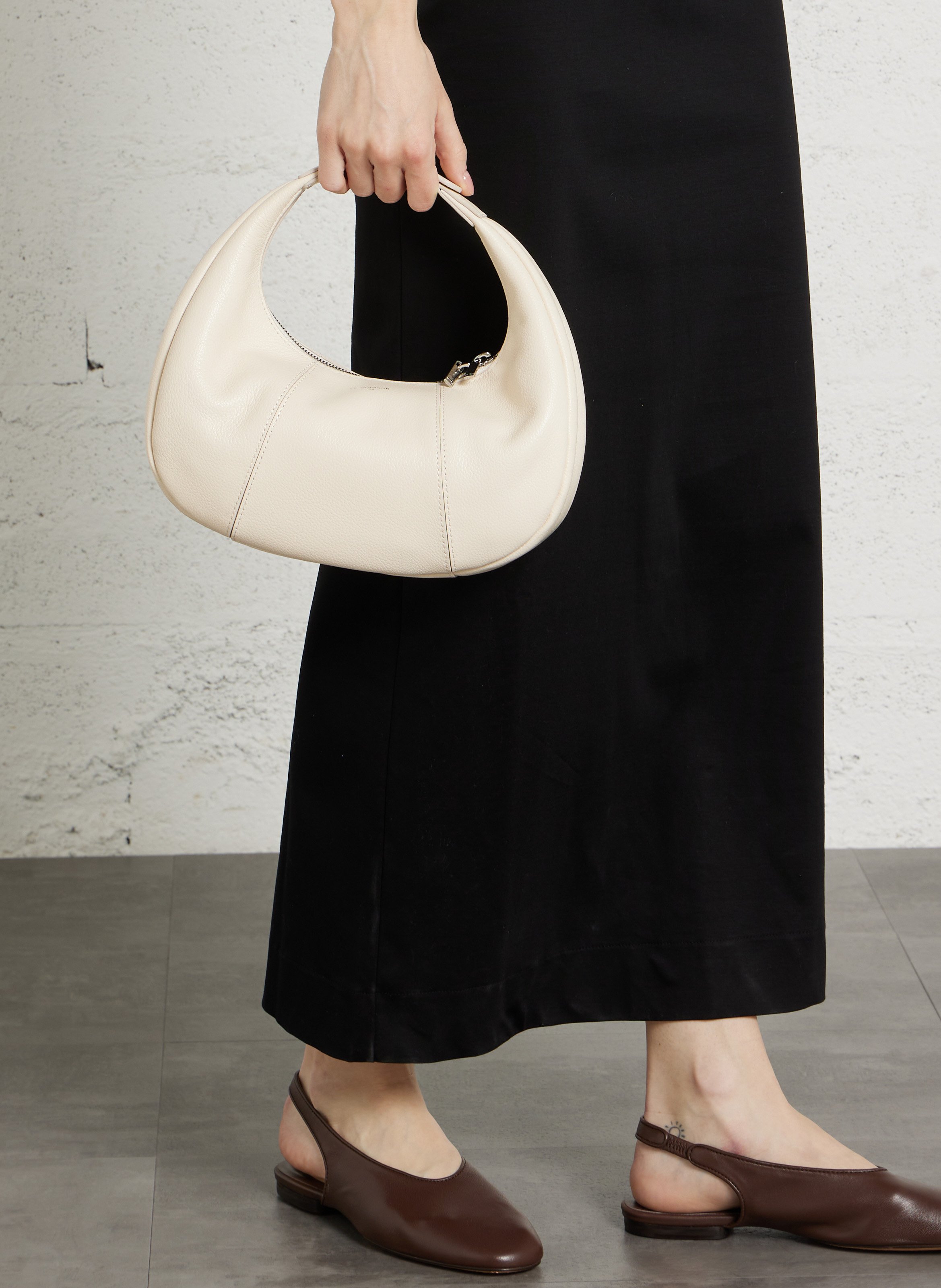 Small zippered hobo bag in grained leather White